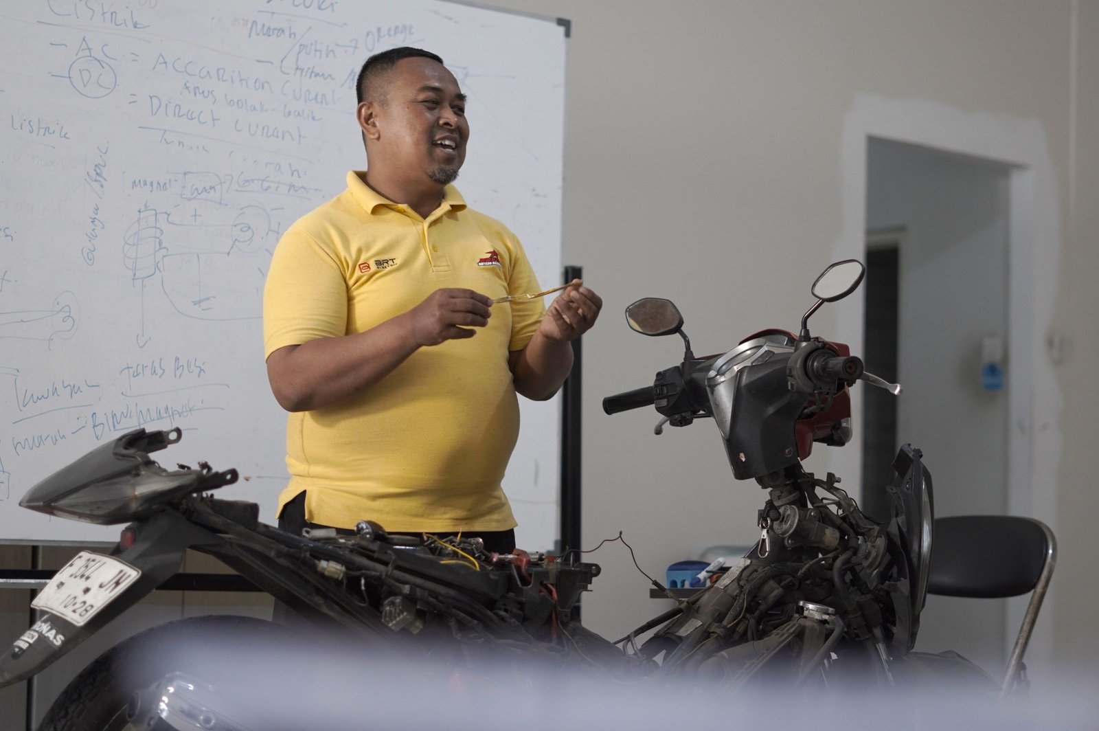 Arahan instruktur kepada peserta dalam praktik pembelajaran hardskill pelatihan service motor, Tangerang, 14 Mei  2025