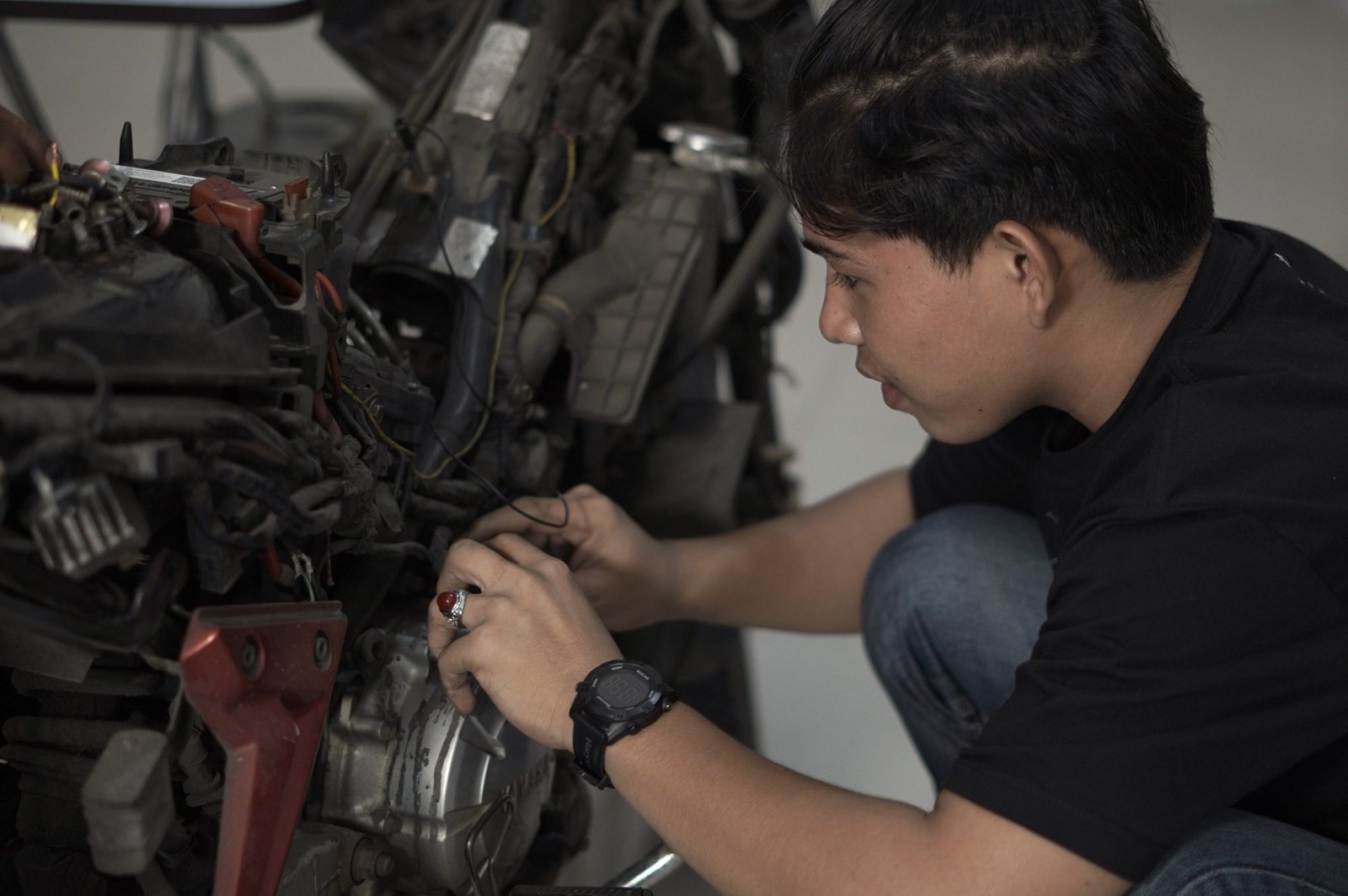 Peserta dalam praktik pembelajaran hardskill  pelatihan service motor, Tangerang, 14 Mei  2025