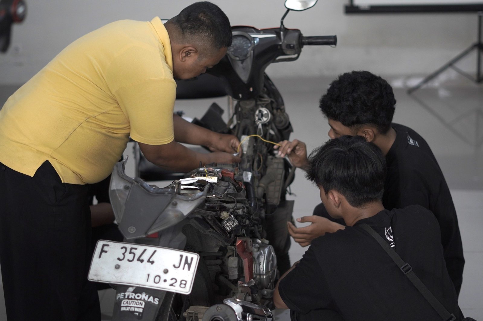 Arahan instruktur kepada peserta dalam praktik pembelajaran hardskill pelatihan service motor, Tangerang, 14 Mei  2025