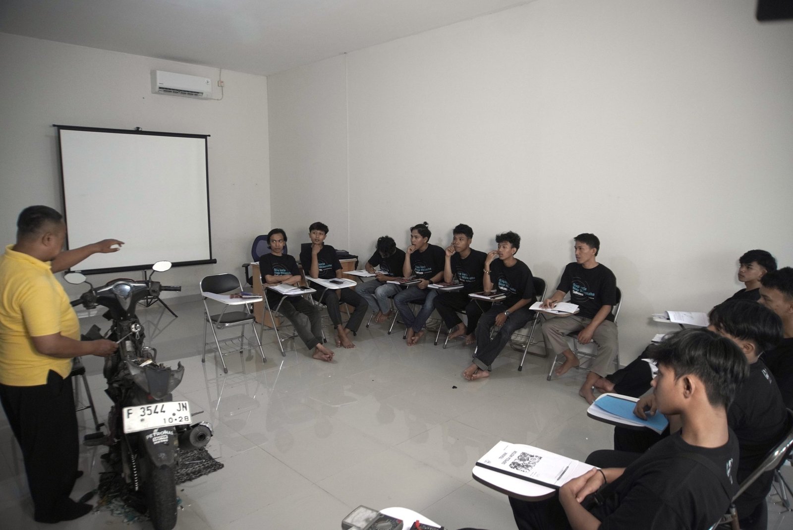 Kelas teori pelatihan service motor, Tangerang, 14 Mei  2025