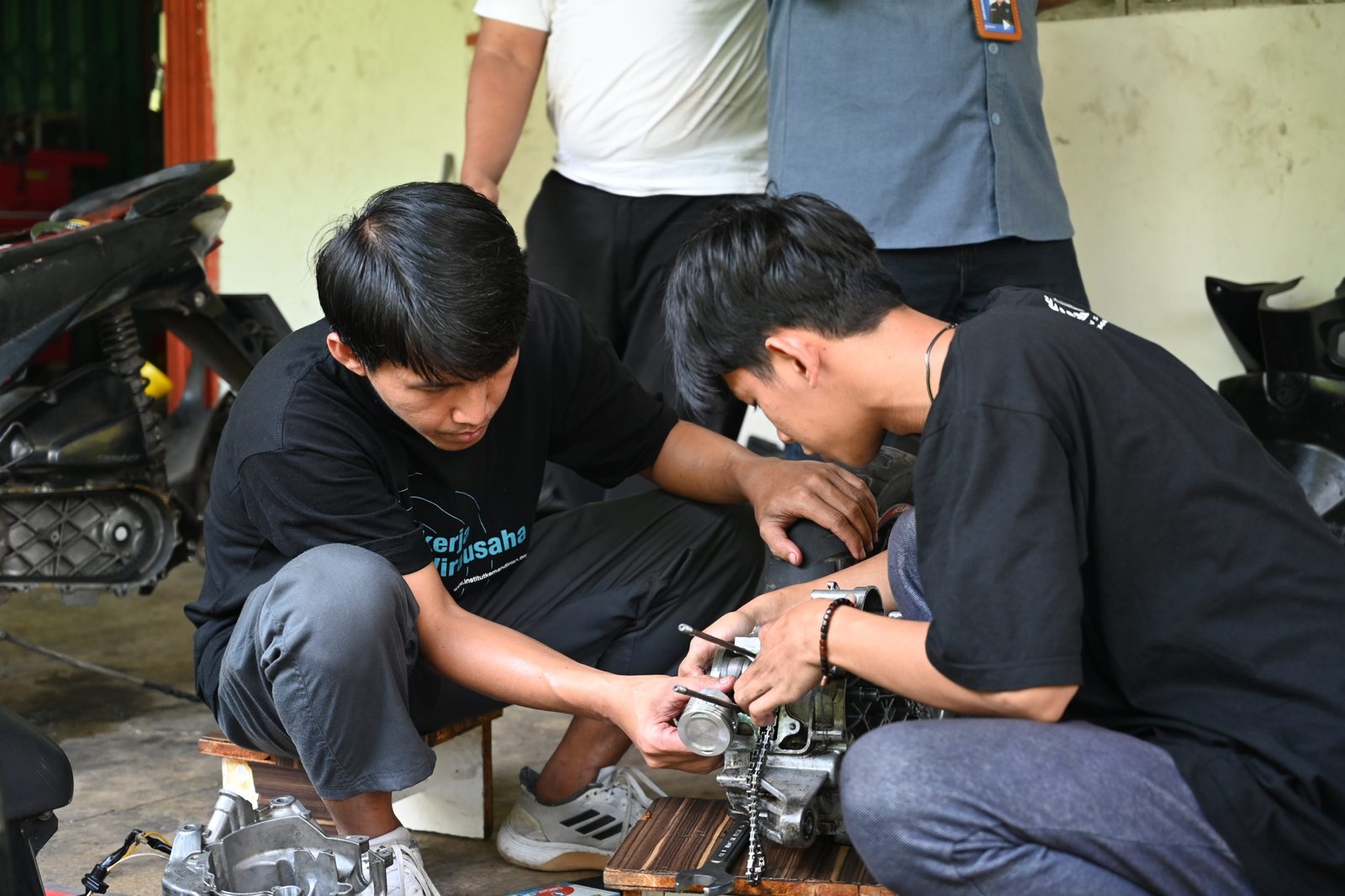 Peserta dalam praktik pembelajaran hardskill pelatihan servis motor, Tangerang, 17 Juni 2025