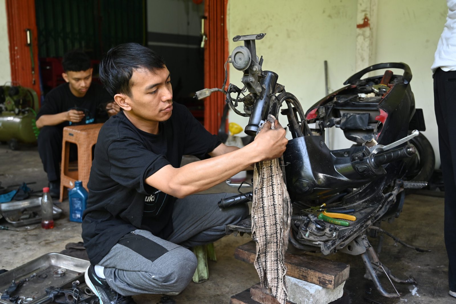Peserta dalam praktik pembelajaran hardskill pelatihan servis motor, Tangerang, 17 Juni 2025