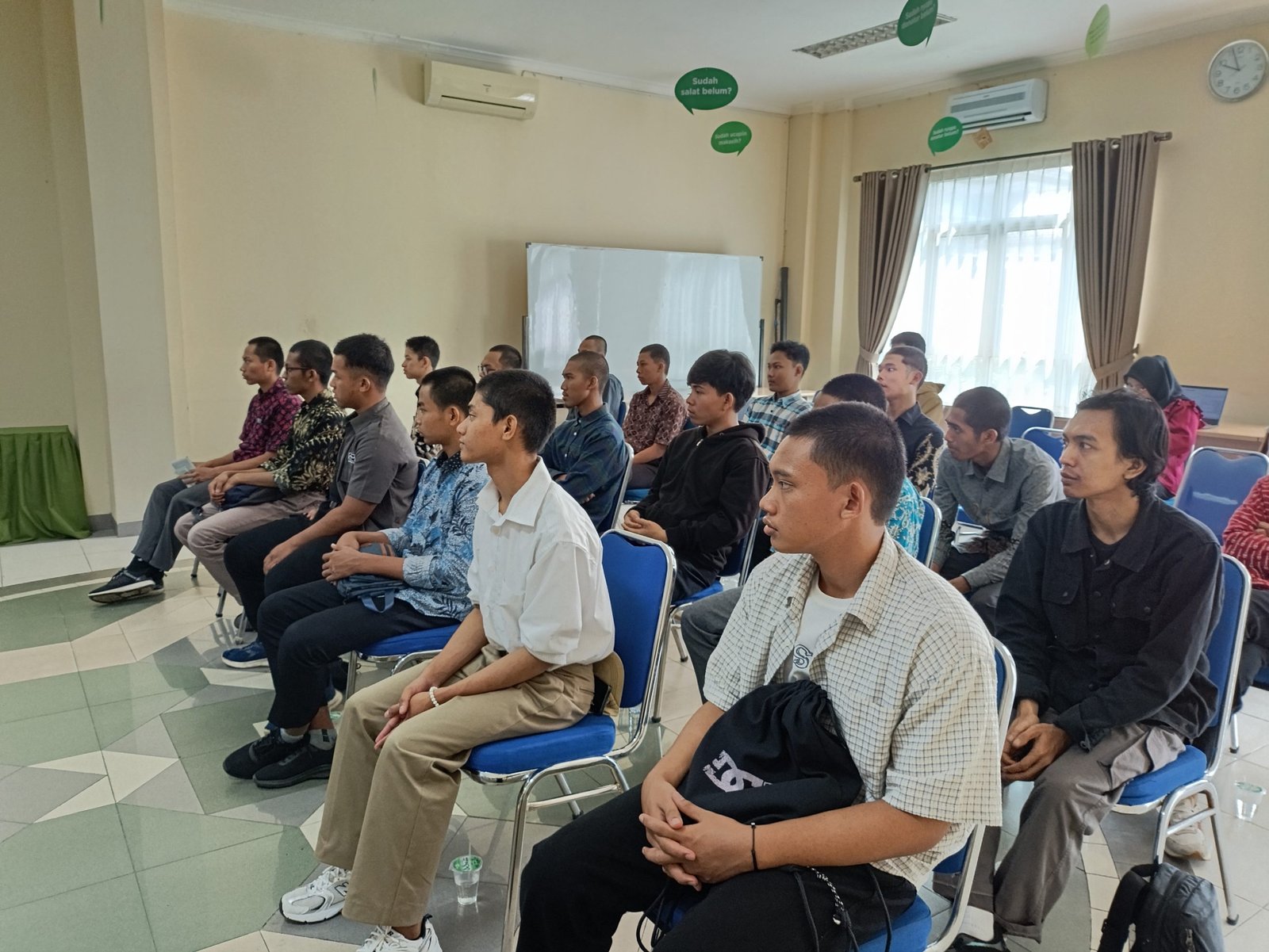 Peserta pelatihan dalam pembukaan pelatihan servis motor dan terapis bekam, Tangerang, 8 Mei 2025