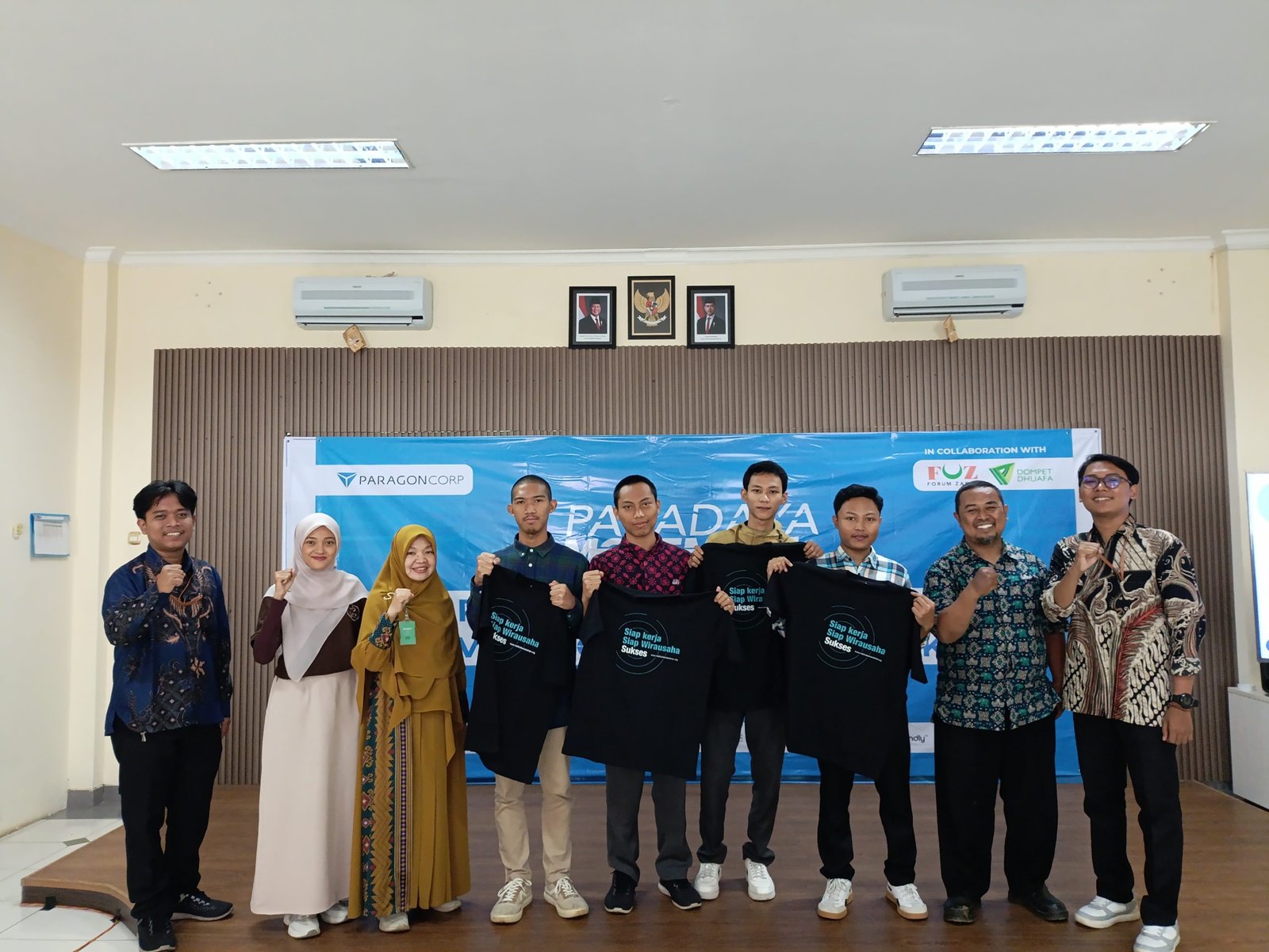 Simbolis penyerahan kaos pelatihan dalam pembukaan pelatihan servis motor dan terapis bekam, Tangerang, 8 Mei 2025