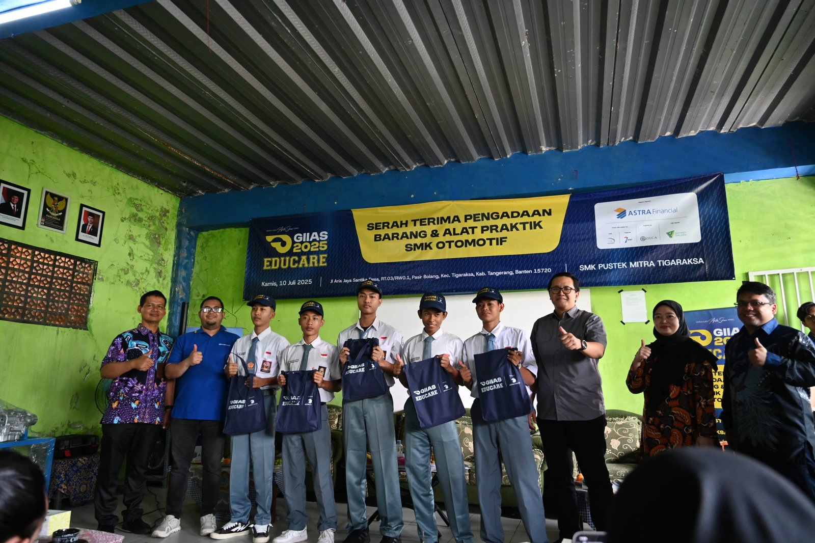 Simbolis penyerahan bantuan kepada lima siswa SMK Pustek Mitra Tigaraksa dalam GIIAS Educare 2025, Tangerang, 10 Juli 2025