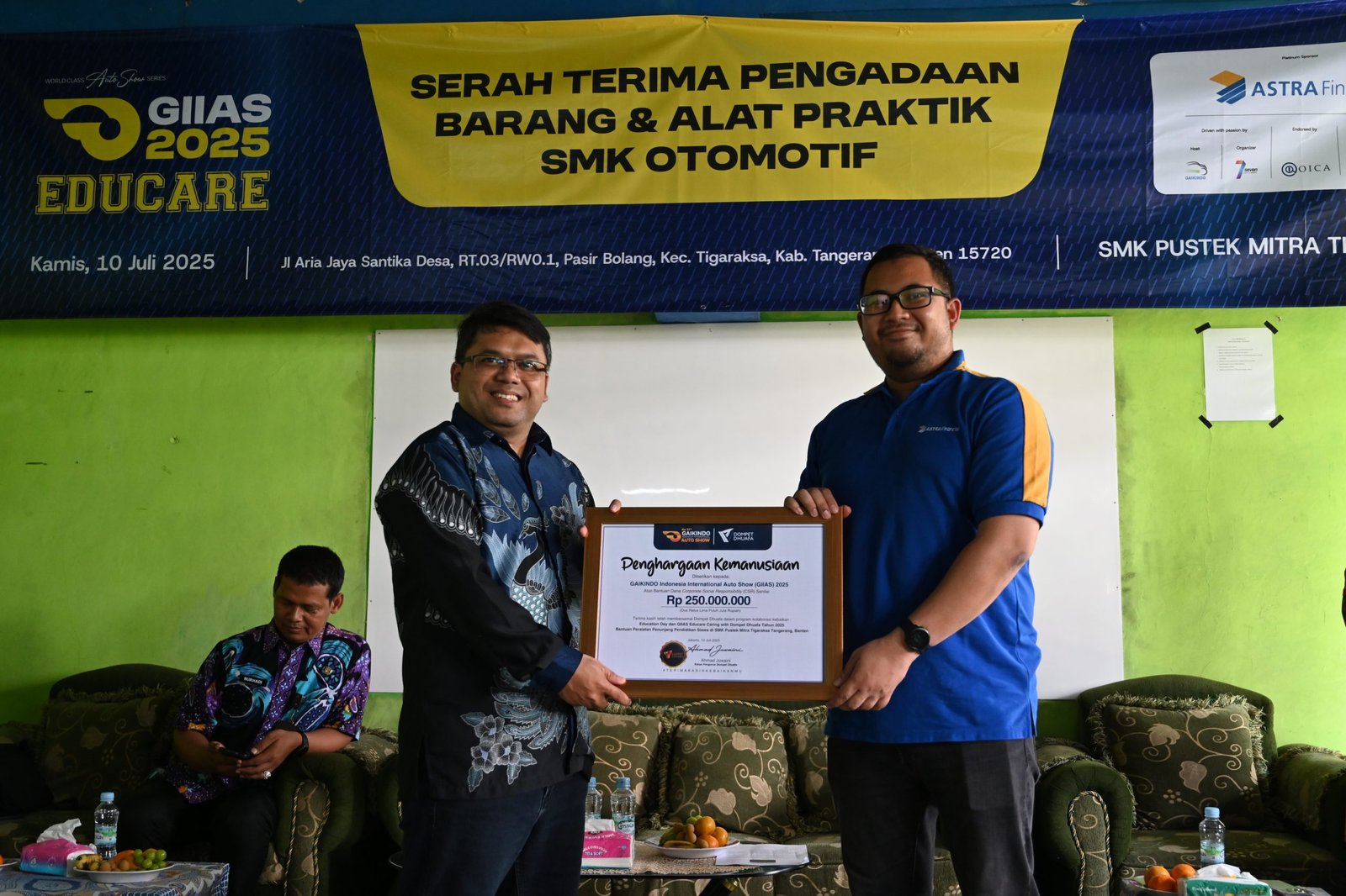 Simbolis penyerahan bantuan dari Wiyoko Yudhantara, Head of Corp ESG Dept Astra Financial kepada Abdurrahman Usman, Direktur Institut Kemandirian dalam GIIAS Educare 2025, Tangerang, 10 Juli 2025