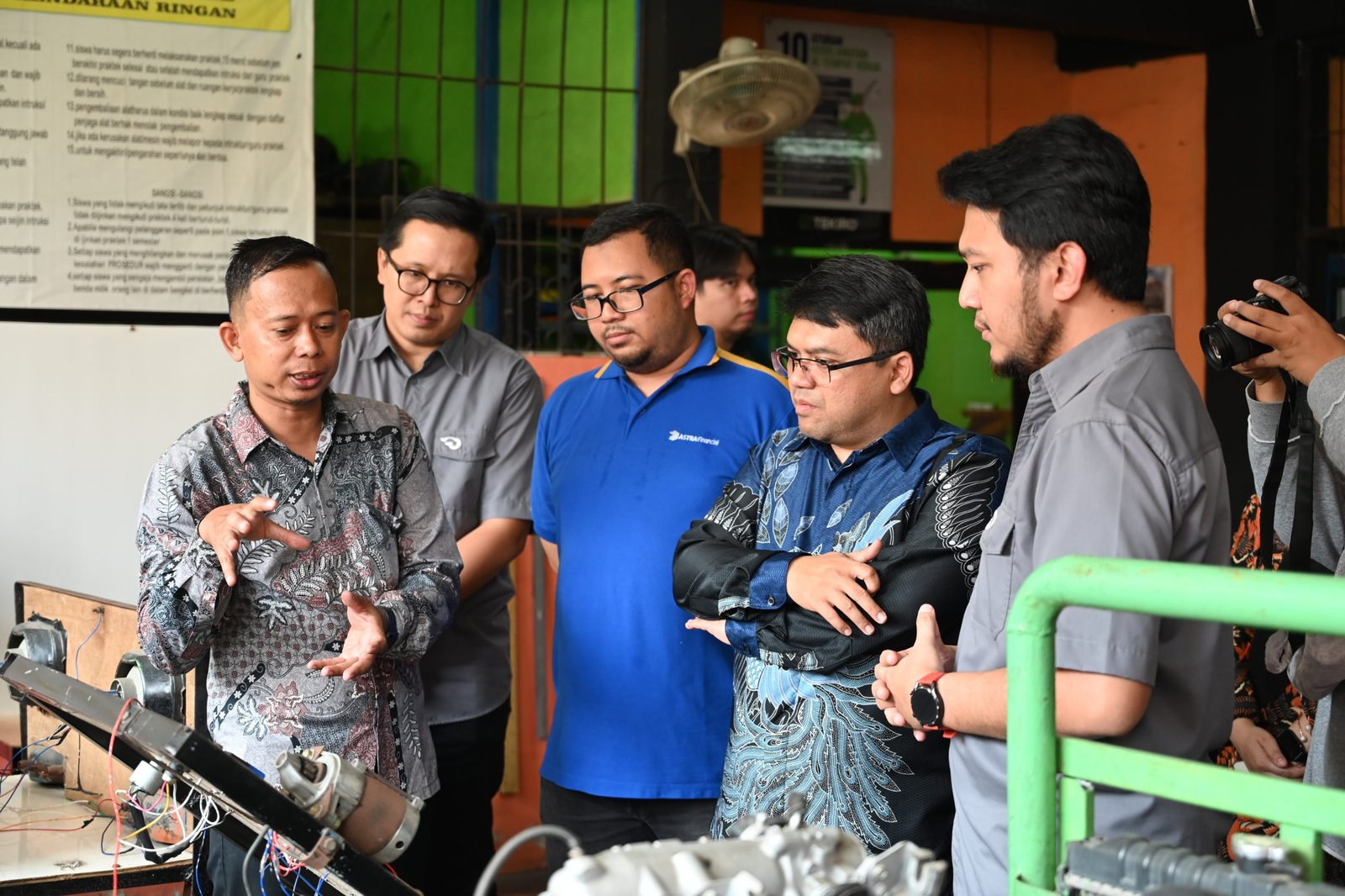 Penjelasan alat praktik siswa oleh Kuswara, Kepala Program SMK Pustek Mitra Tigaraksa Kepada pihak GIIAS, Astra Financial, dan Institut Kemandirian Dompet Dhuafa, Tangerang, 10 Juli 2025