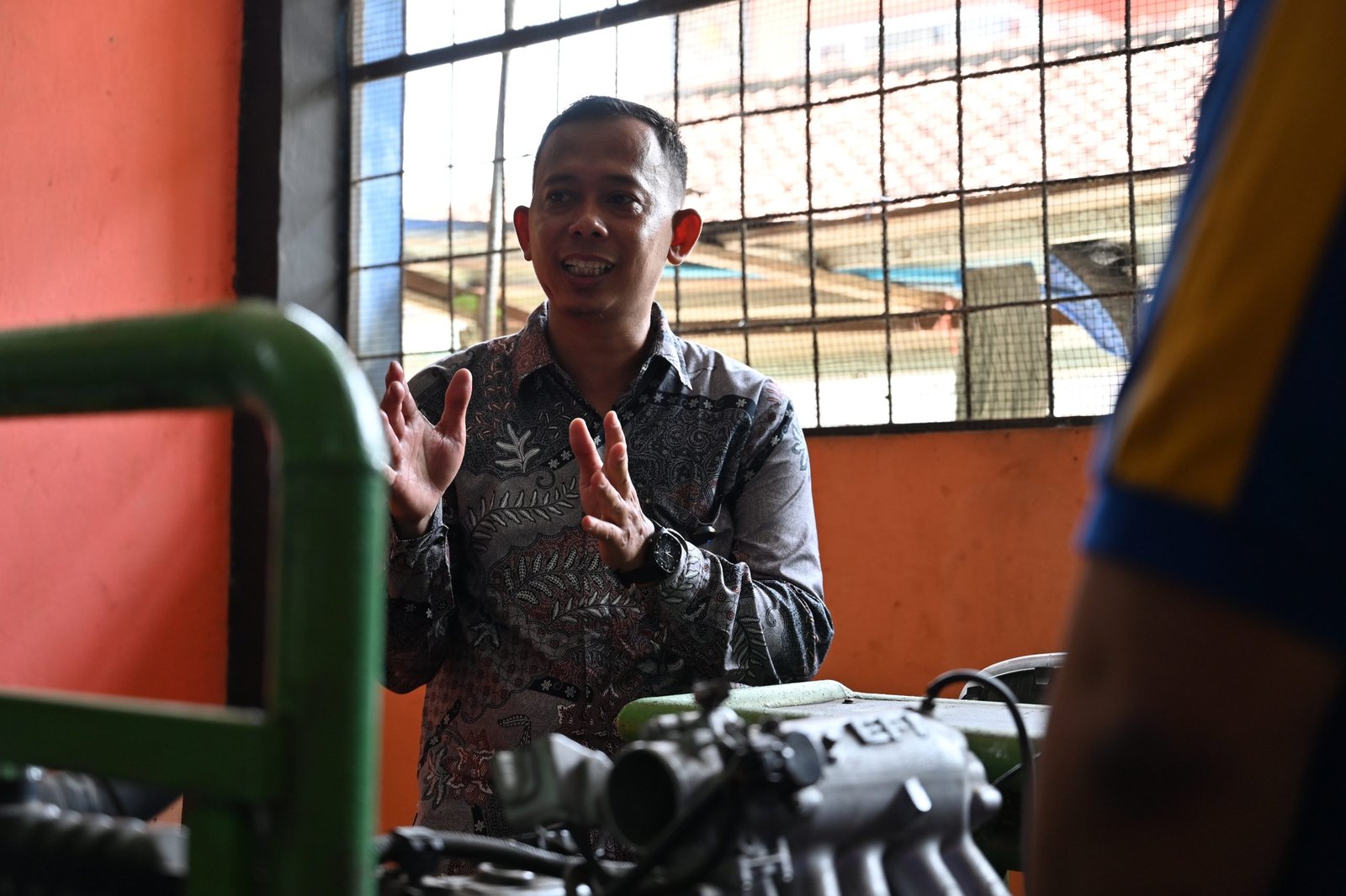 Penjelasan alat praktik siswa oleh Kuswara, Kepala Program SMK Pustek Mitra Tigaraksa Kepada pihak GIIAS, Astra Financial, dan Institut Kemandirian Dompet Dhuafa, Tangerang, 10 Juli 2025