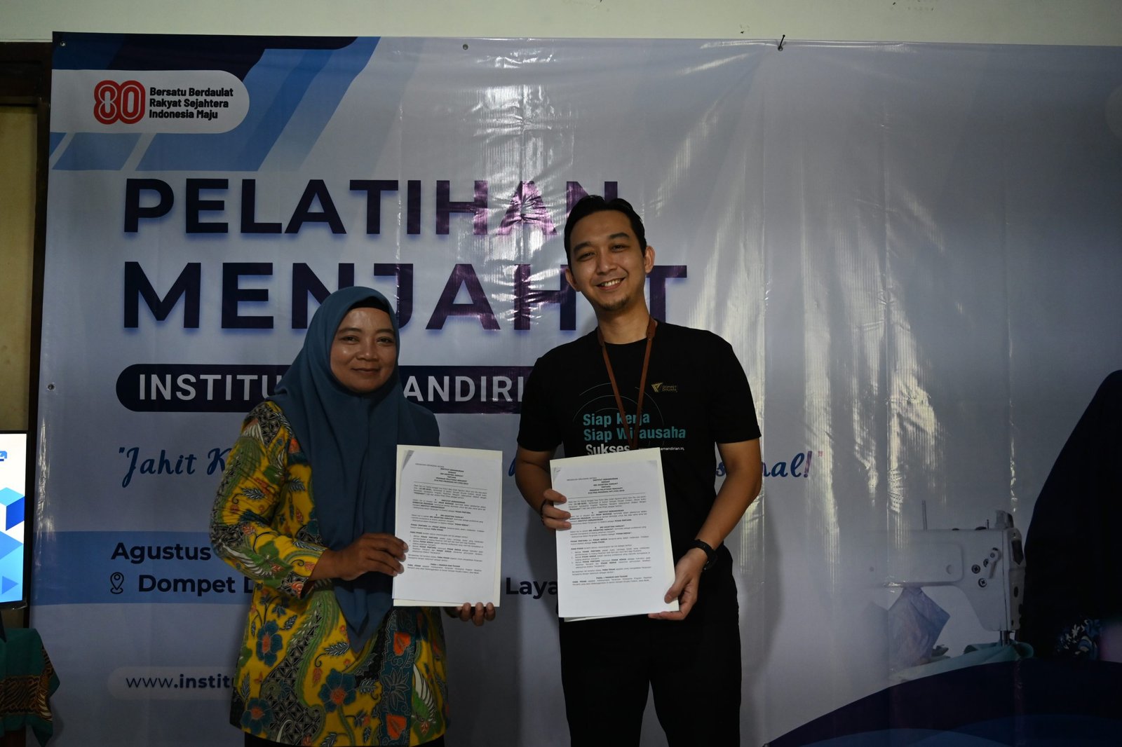 Penandatanganan MOU kerjasama program pelatihan menjahit oleh Pimpinan Cabang Dompet Dhuafa Jawa Barat, Yogi Achmad Fajar dan Instruktur pelatihan, Sri Agustina Darajat , Cirebon, 21 Agustus 2025