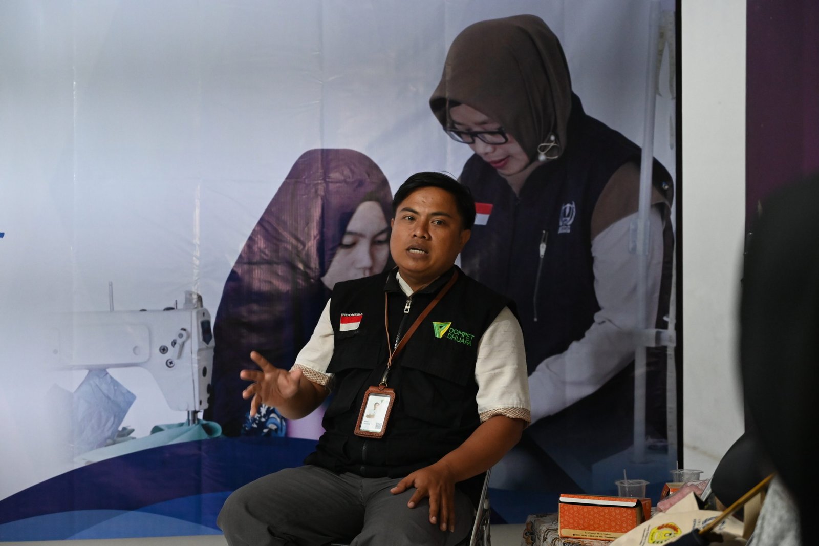 Pemberian arahan oleh Kepala Kantor Layanan Dompet Dhuafa Cirebon, Nuryana, kepada peserta pelatihan menjahit,Cirebon, 21 Agustus 2025