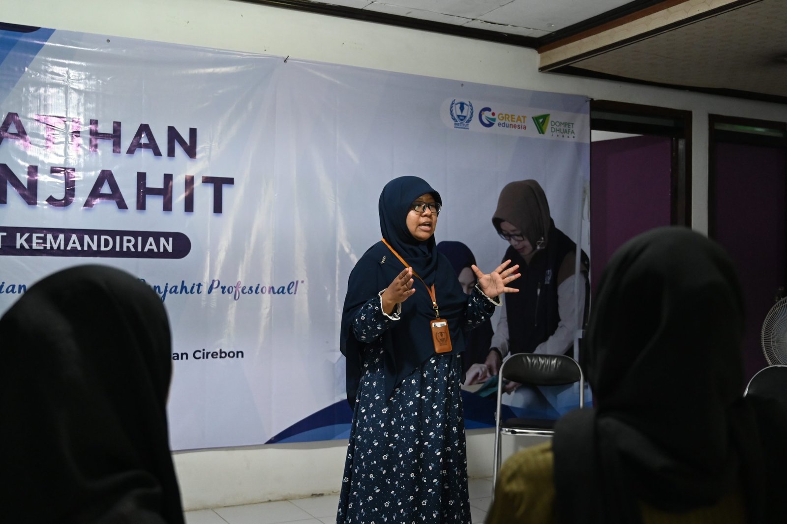 Pemberian materi nilai kelembagan oleh Manager Program Development, Sri Apriyanti kepada peserta pelatihan menjahit,Cirebon, 21 Agustus 2025