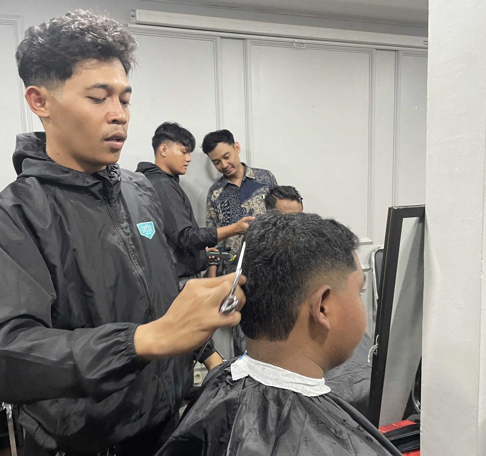 Praktek pangkas rambut oleh peserta pelatihan program Professional Barber Training,Yogyakarta, Agustus 2025