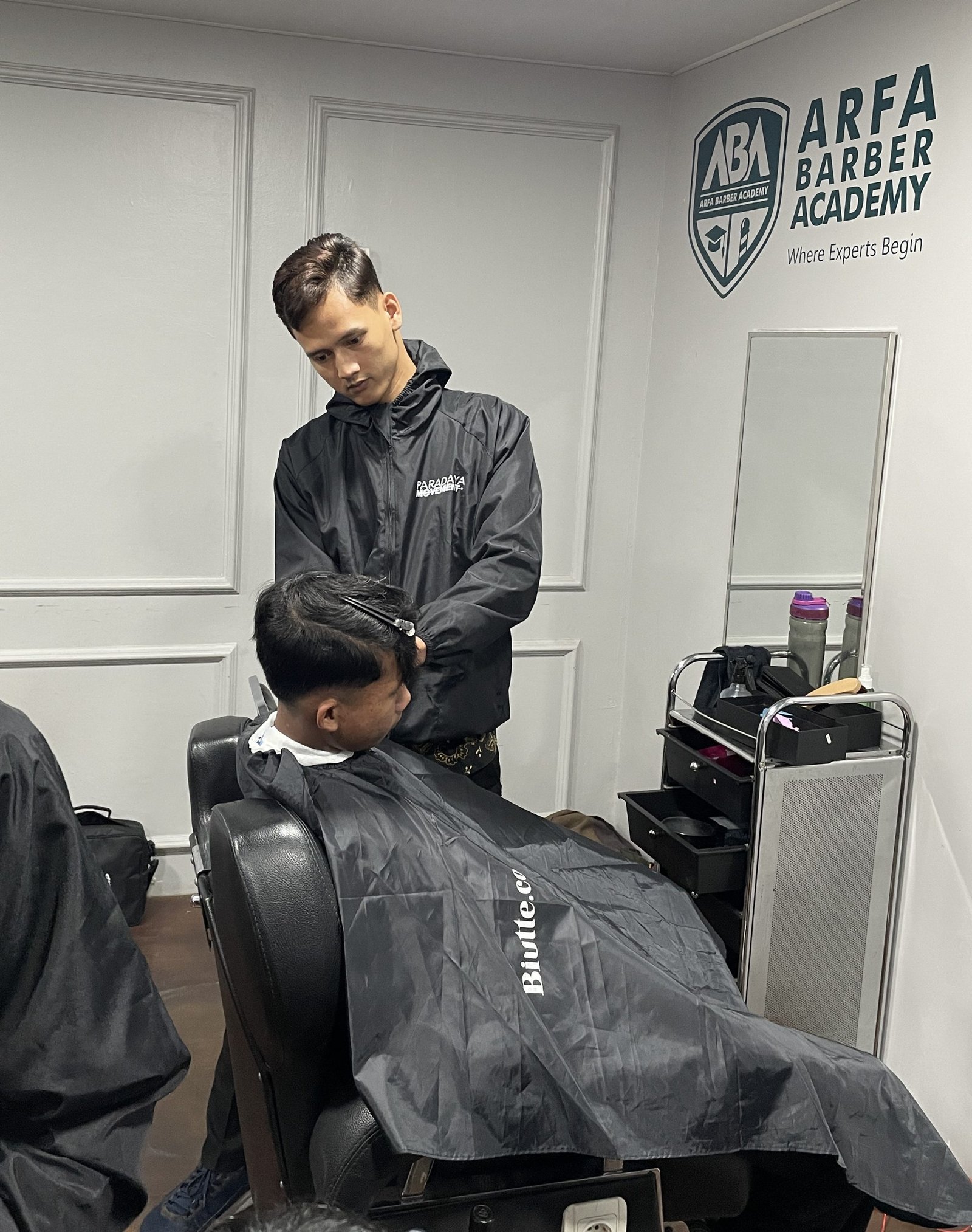 Praktek pangkas rambut oleh peserta pelatihan program Professional Barber Training,Yogyakarta, Agustus 2025