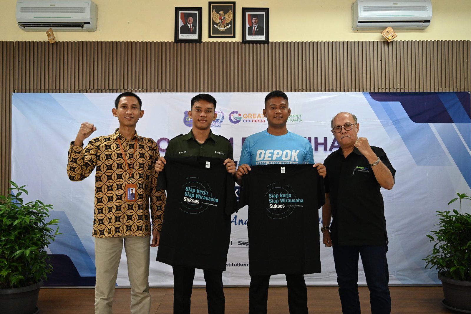 Simbolis penyerahan kaos sebagai penanda dimulainya pelatihan kepada perwakilan peserta pelatihan security, Karawaci, 11 September 2025