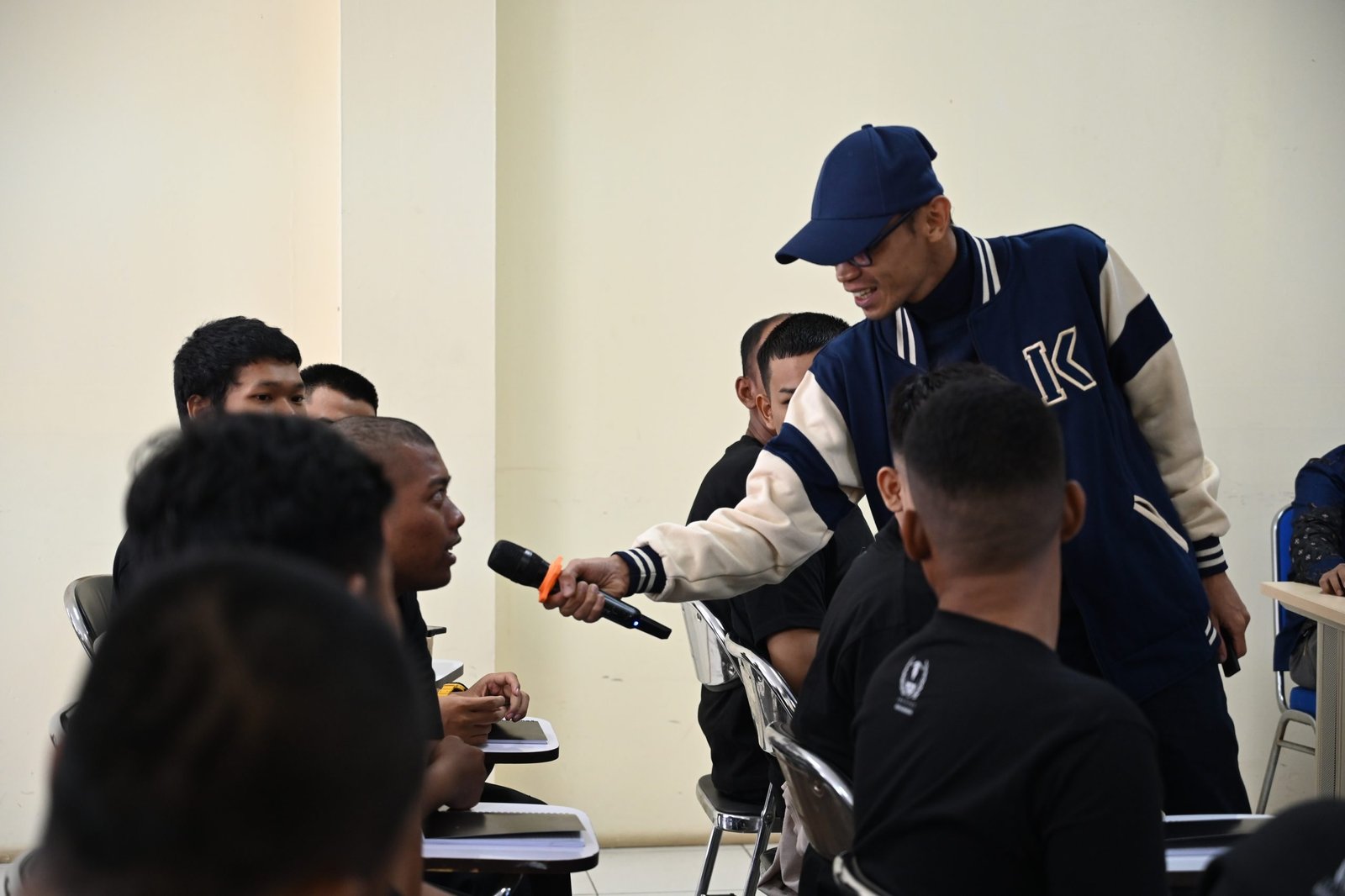 Sesi interaktif dengan peserta dalam kelas softskill integritas oleh Dedi Setiawan, Growth & Financial Storyteller, kepada peserta pelatihan security, Karawaci, 11 September 2025