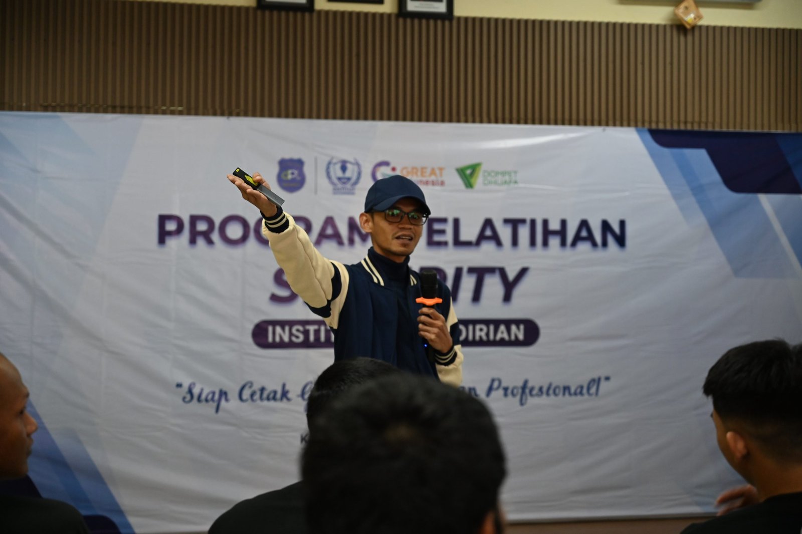 Pemberian materi softskill integritas oleh Dedi Setiawan,Growth & Financial Storyteller, kepada peserta pelatihan security, Karawaci, 11 September 2025