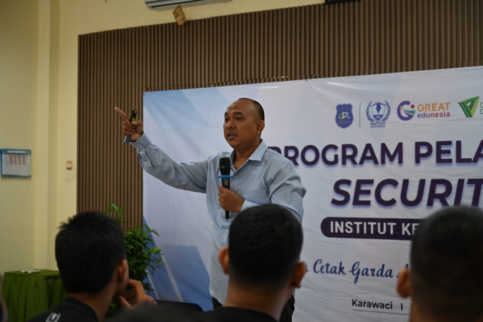 Pemberian materi softskill mental block oleh Asep Hendriana, CEO Great Edunesia, kepada peserta pelatihan security, Karawaci, 11 September 2025