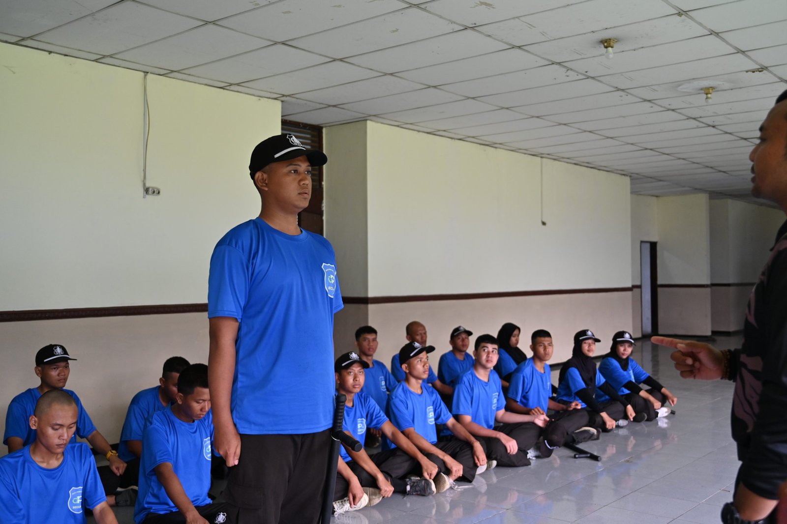 Yunus bersama peserta Pelatihan Security lainnya mengikuti latihan lapangan di Lakespra TNI AU, Jakarta, 16 September 2025