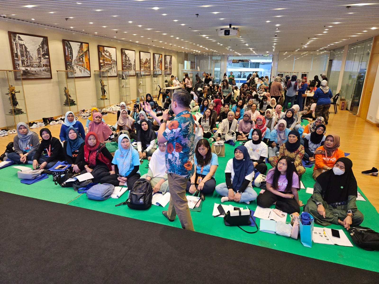 Para peserta kegiatan Migrant Bright GoHome mendengarkan pemaparan materi dari Coach Irwan, Hong Kong(21/9/2025).