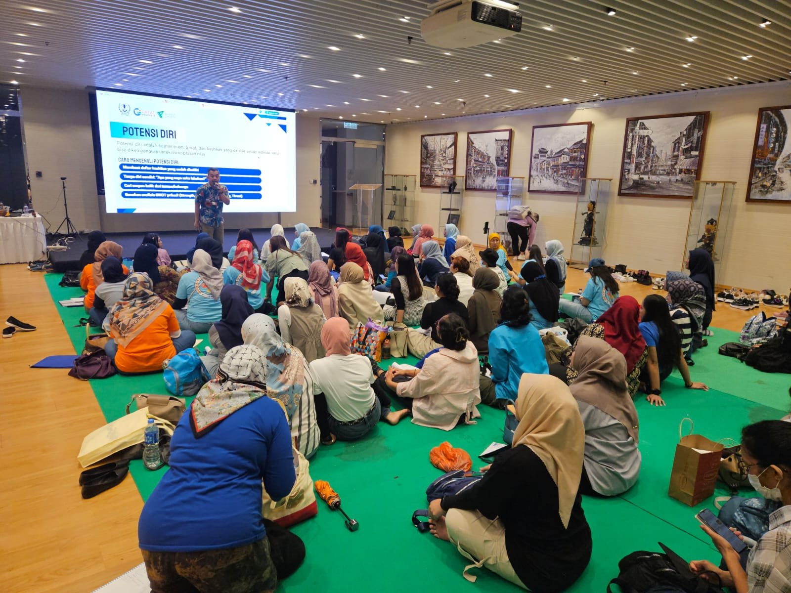 Para peserta kegiatan Migrant Bright GoHome mendengarkan pemaparan materi dari Coach Irwan, Hong Kong(21/9/2025)