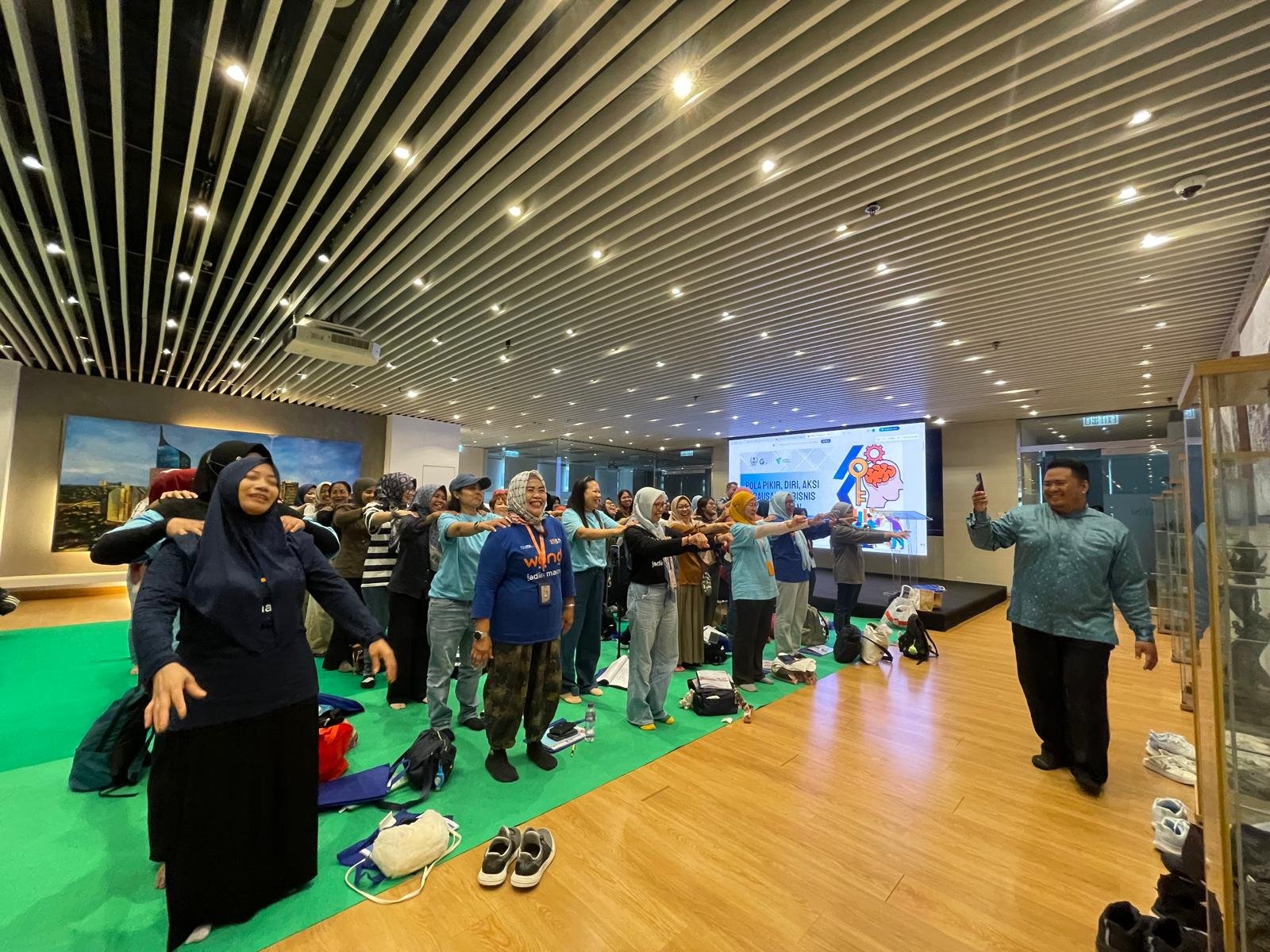 Para peserta kegiatan Migrant Bright GoHome mendengarkan pemaparan materi dari Coach Rendi, Hong Kong(21/9/2025).