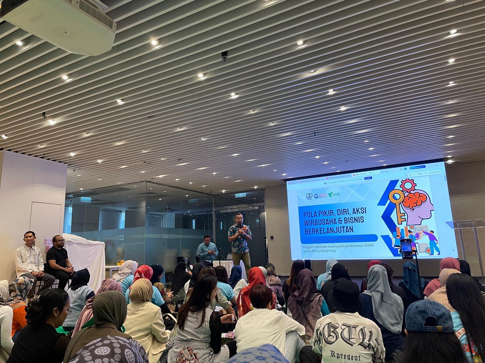 Para peserta kegiatan Migrant Bright GoHome mendengarkan pemaparan materi dari Coach Irwan, Hong Kong(21/9/2025).