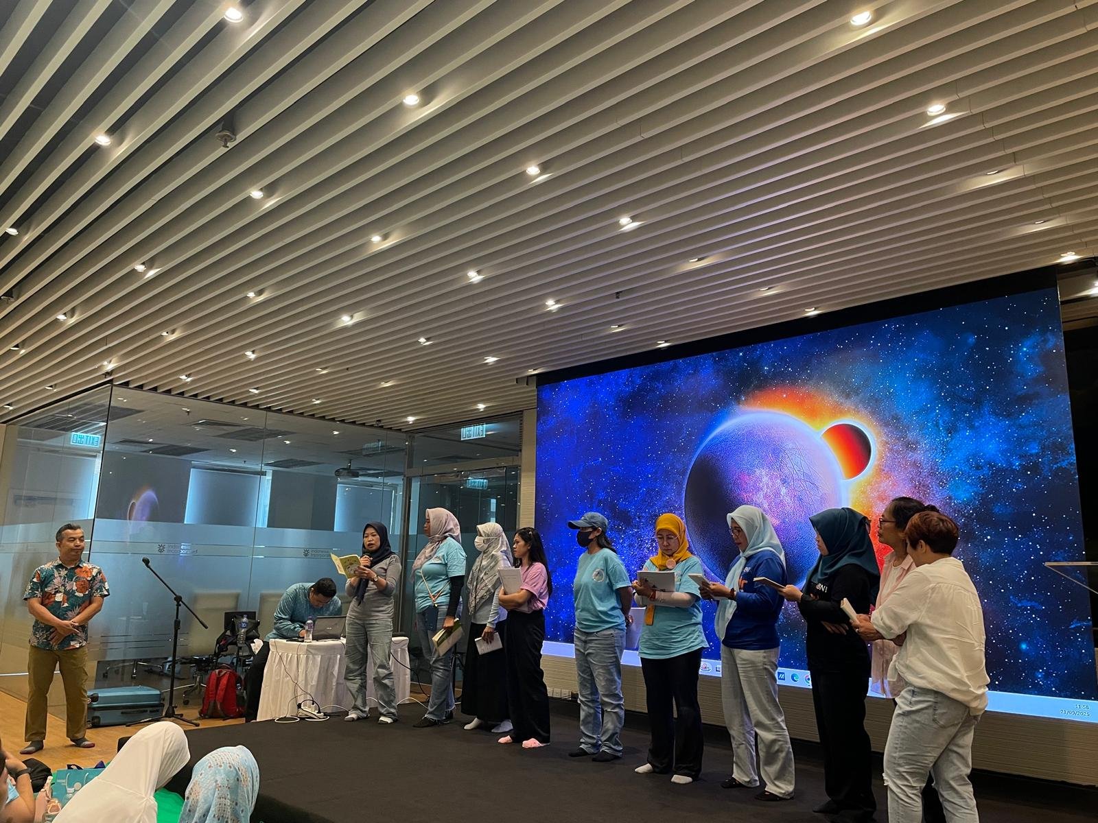 Para peserta kegiatan Migrant Bright GoHome mempresentasikan hasil diskusi kepada Coach Irwan, Hong Kong (21/9/2025).