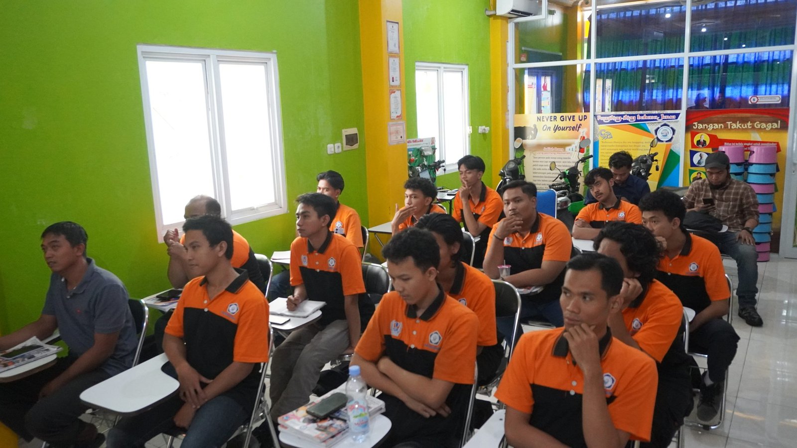 Peserta pelatihan servis motor Semarang (19/9/2025).