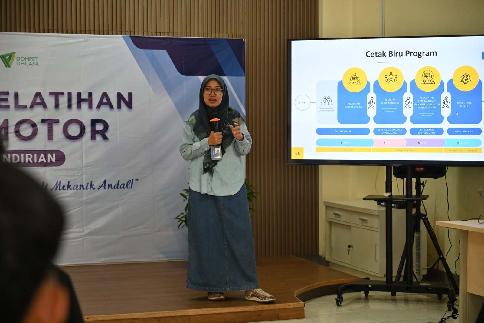 Pemaparan cetak biru program oleh Tirta Rahayu, Supervisor Program Development dalam pembukaan pelatihan servis motor, Karawaci (9/9/2025).