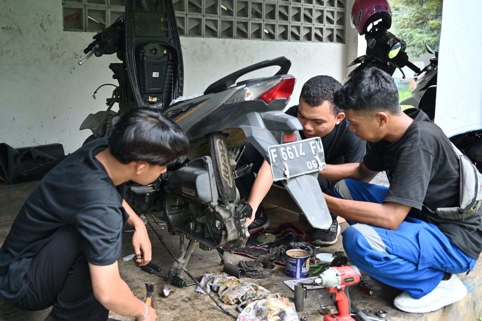 Kegiatan praktik peserta pelatihan servis motor, Karawaci (20/10/2025).