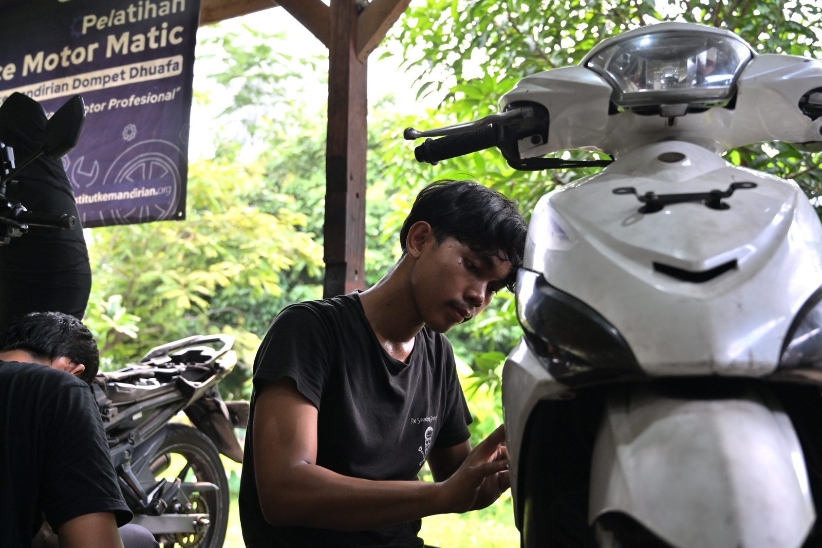 Kegiatan praktik peserta pelatihan servis motor, Karawaci (20/10/2025).