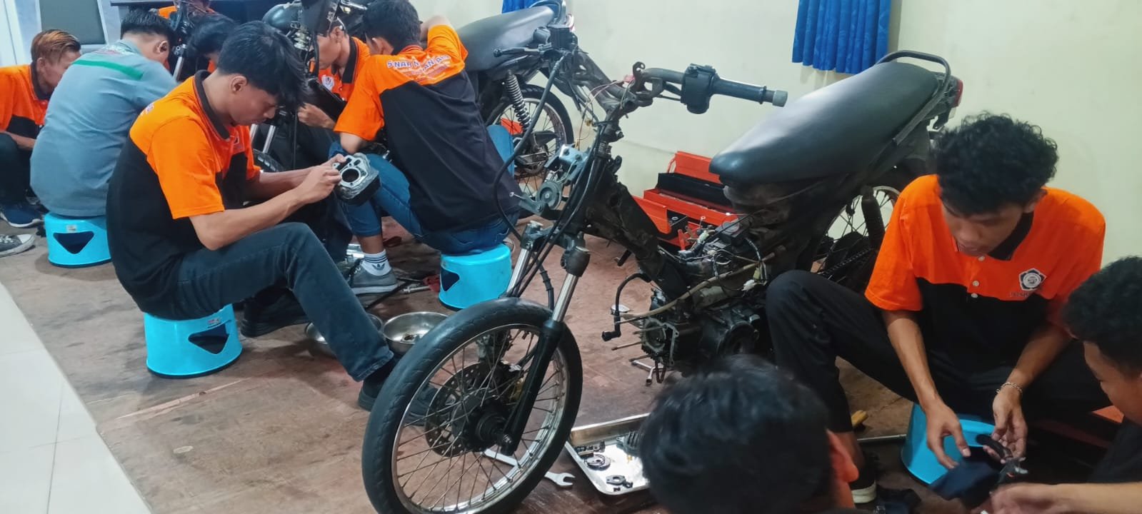 Kegiatan praktik peserta pelatihan servis motor, Semarang (20/10/2025).