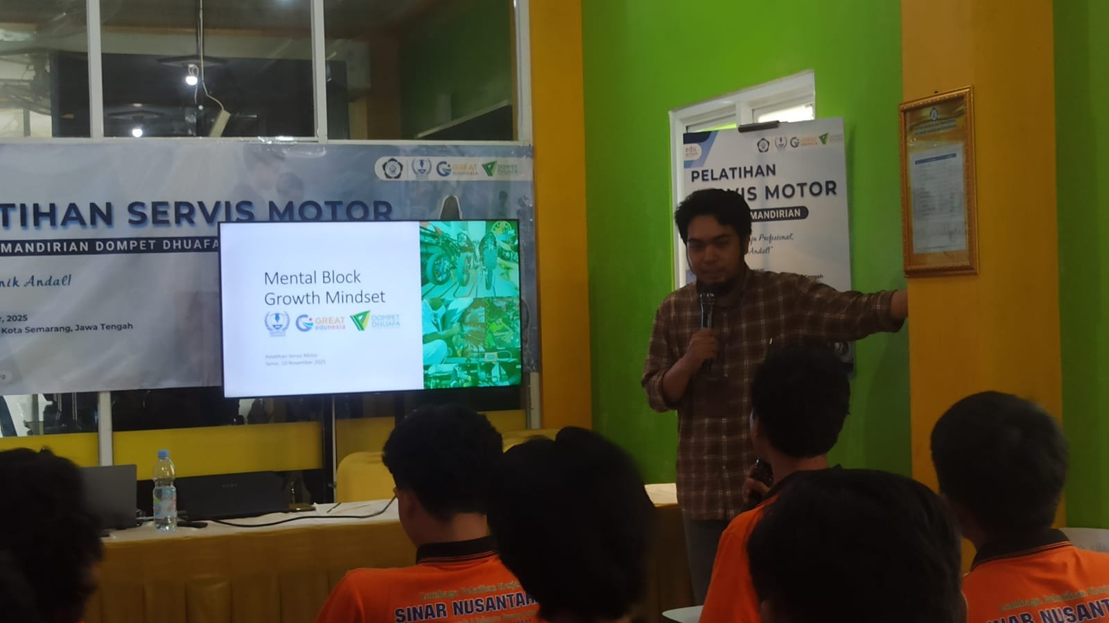 Pemberian materi softskill mental block dan growth mindset oleh M. Irfan Mahyuddin, Spv. Program Ekonomi dan SE Dompet Dhuafa Jateng kepada peserta pelatihan servis motor, Semarang (17/10/2025).
