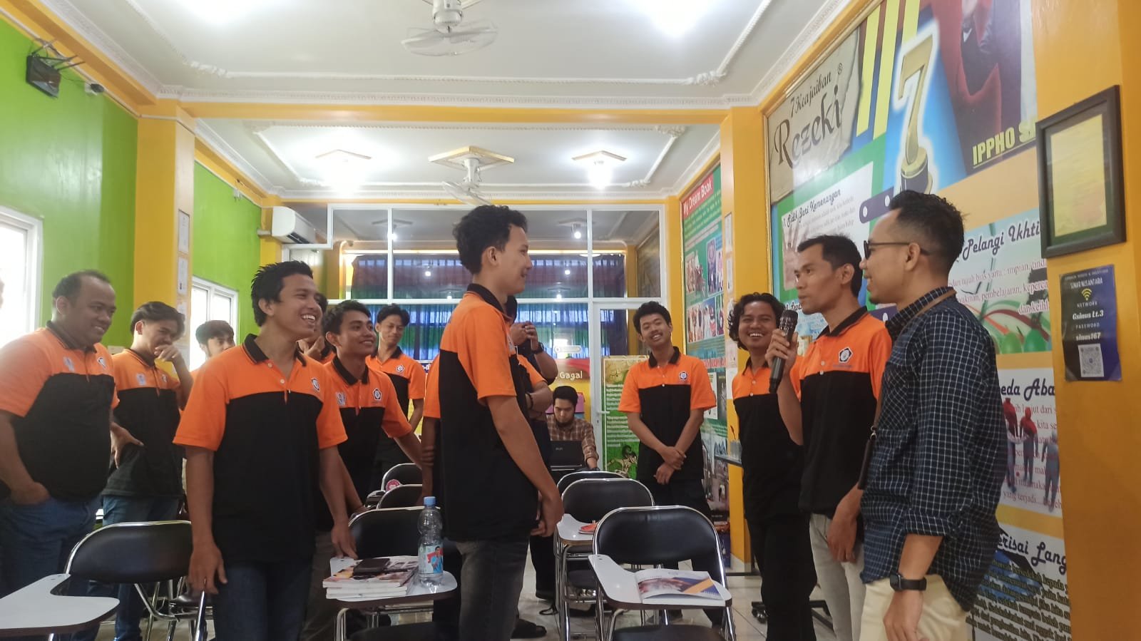 Sesi interaktif dalam pemberian materi softskill kepada peserta pelatihan servis motor, Semarang (17/10/2025).