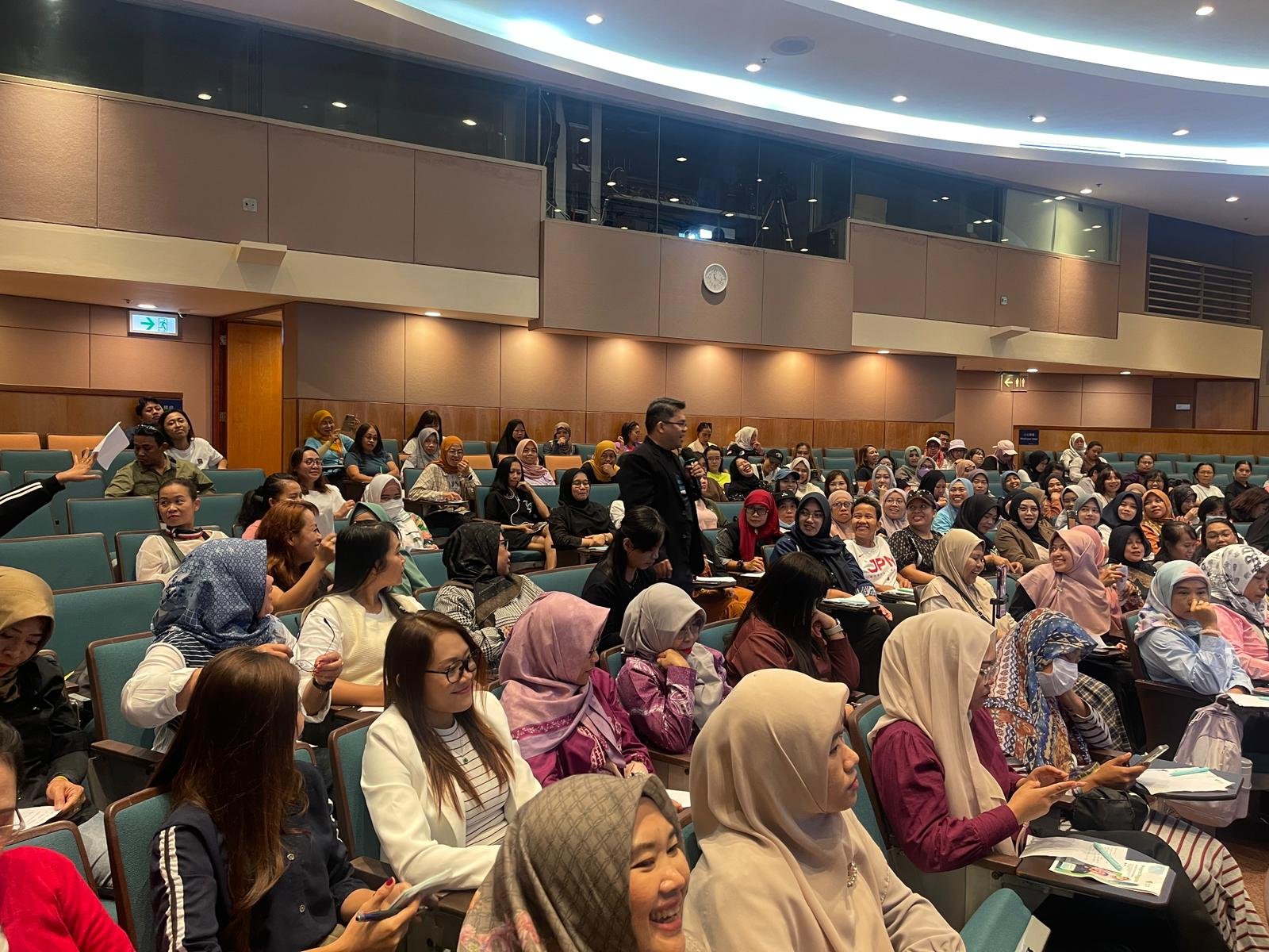 Sesi interaktif narasumber Abdurrahman Usman (Direktur Institut Kemandirian) dengan peserta exit program, Hong Kong (09/11/2025).