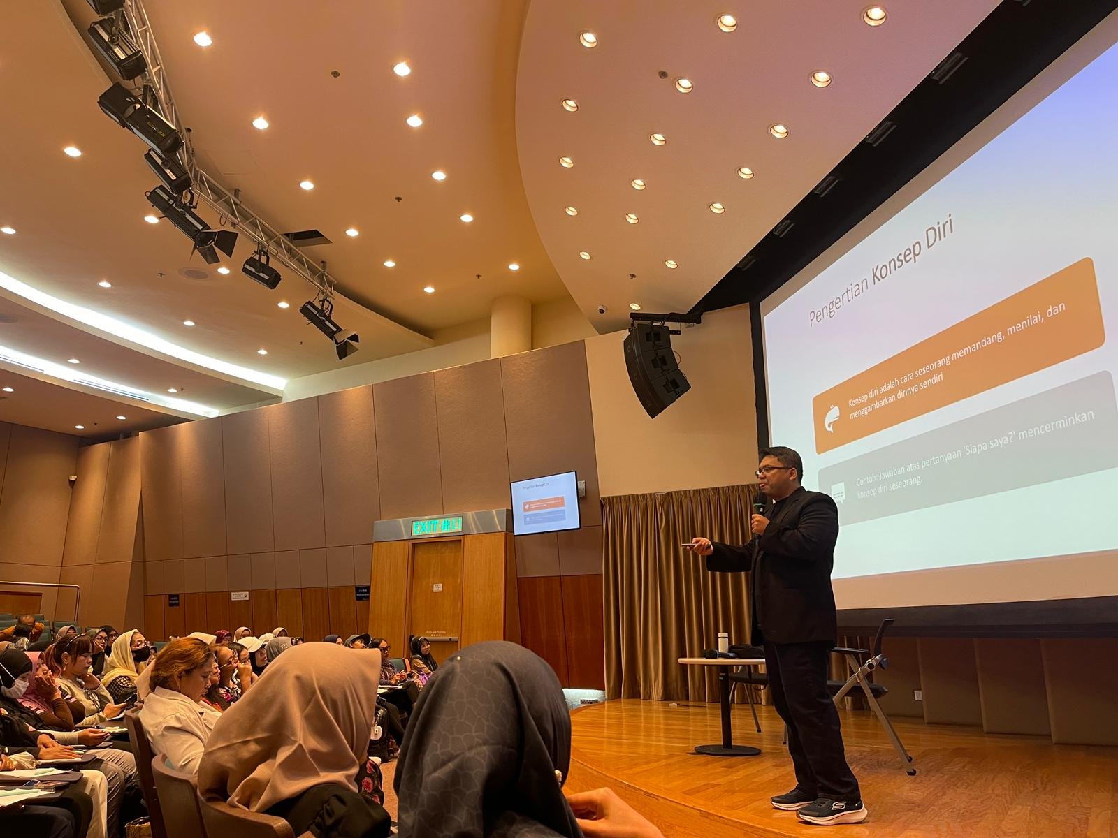 Penyampaian materi oleh narasumber Abdurrahman Usman (Direktur Institut Kemandirian) kepada peserta exit program, Hong Kong (09/11/2025).