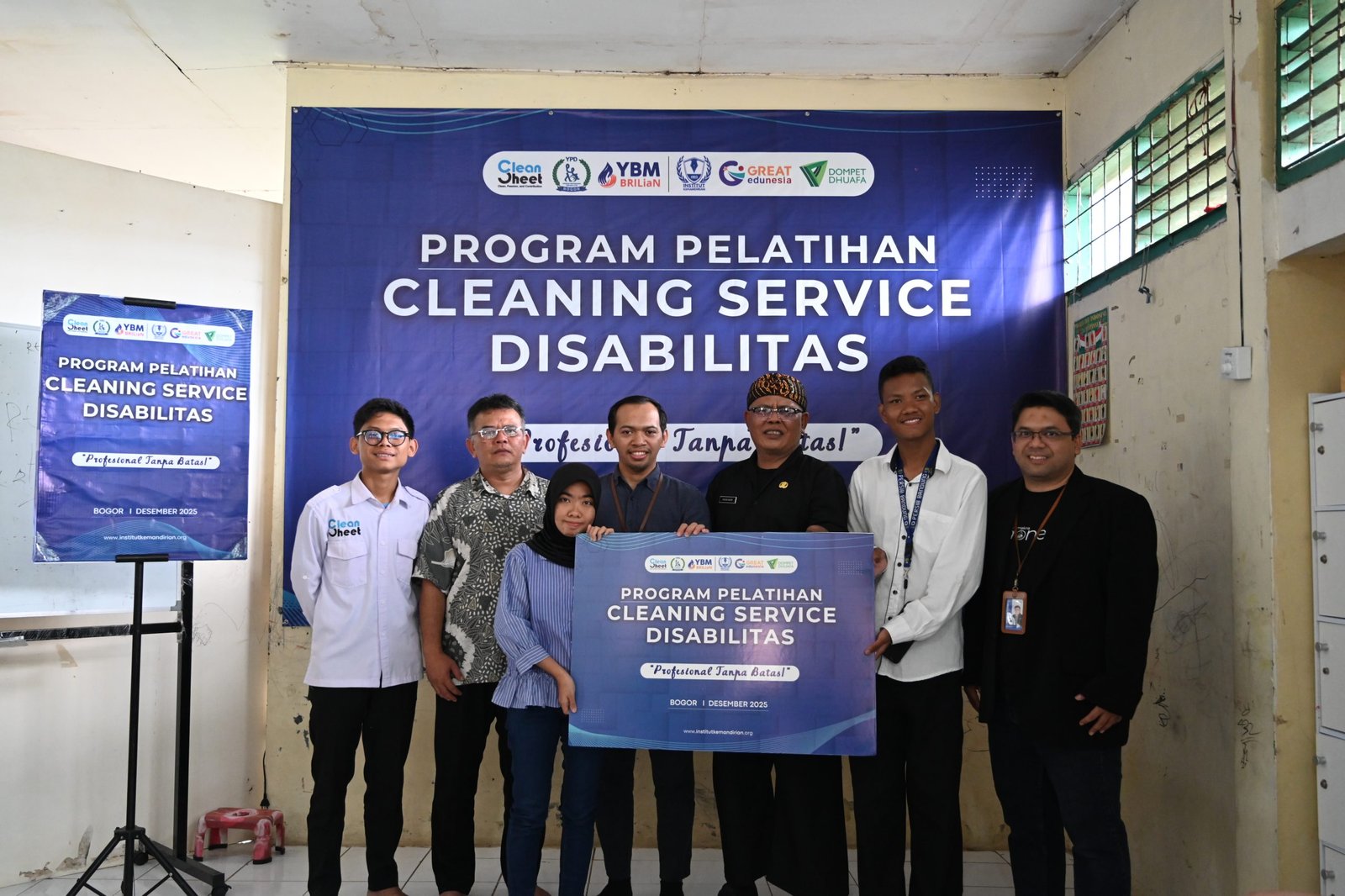 Simbolis giant check sebagai penanda dimulainya pelatihan kepada perwakilan peserta pelatihan cleaning service, Bogor (18/12/2025).