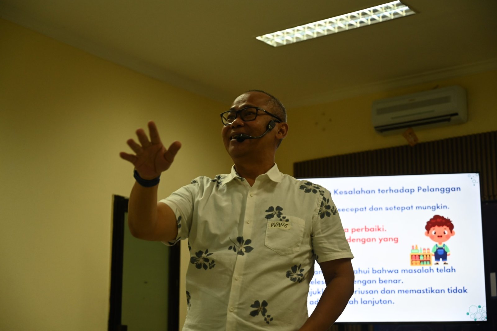 Pemberian materi hard skill oleh Wawang Sukmoro, Certified ICF ACC Coach, BlackBelt Lean Six Sigma dan Master Trainer, kepada peserta pelatihan crew store, Tangerang (19/12/2025).