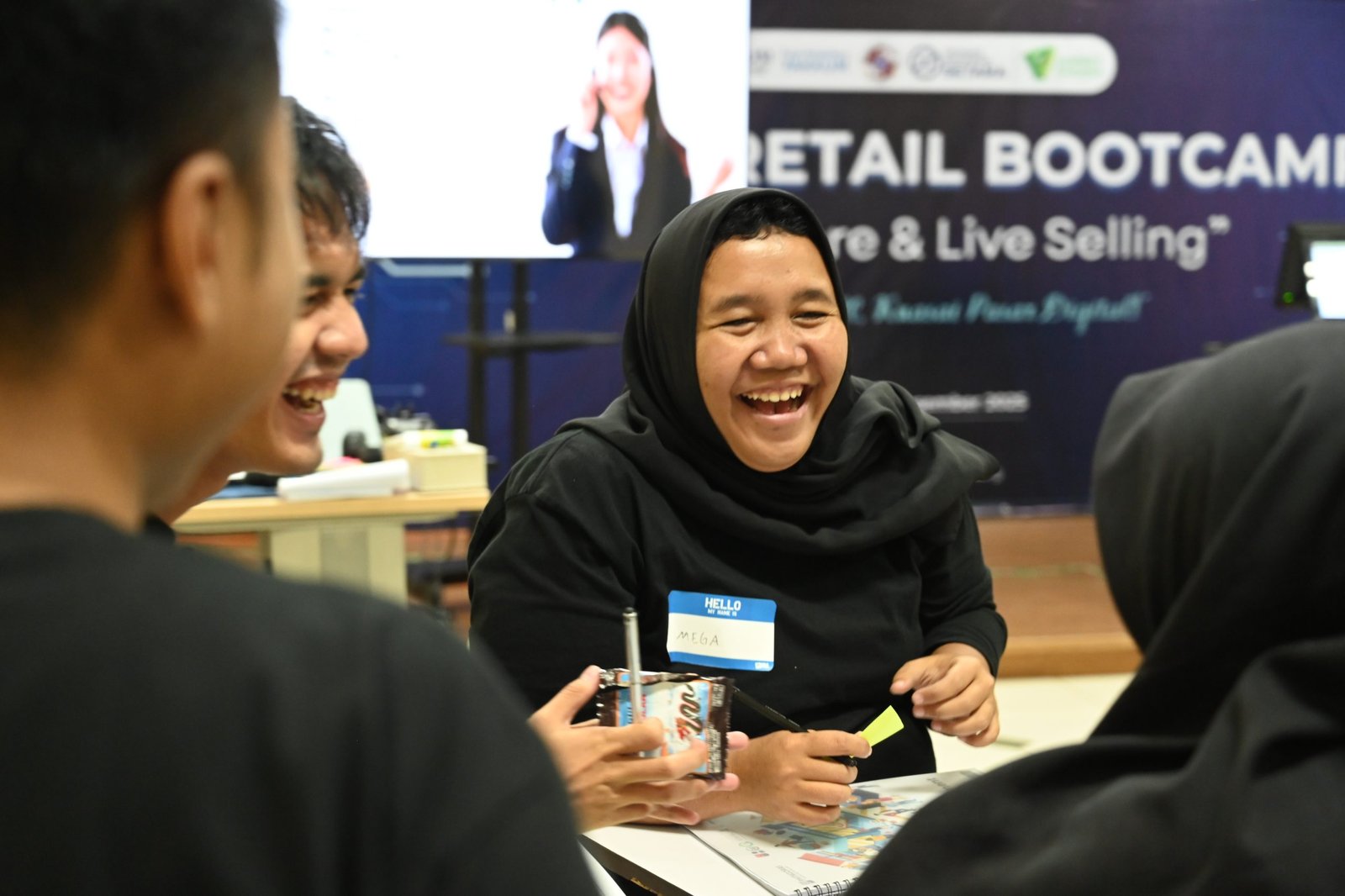 Sesi diskusi kelompok dalam pemberian materi hardskill kepada peserta pelatihan crew store, Tangerang (19/12/2025).