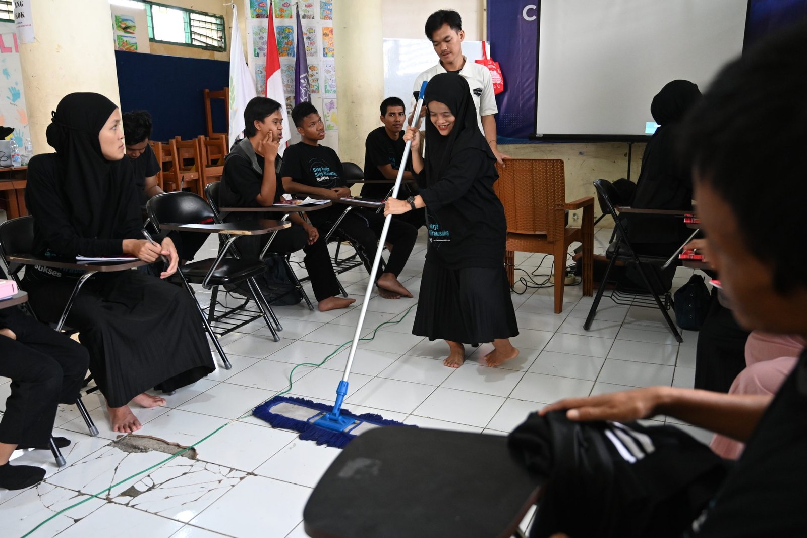 Kegiatan praktik peserta pelatihan cleaning service, Bogor (23/12/2025).