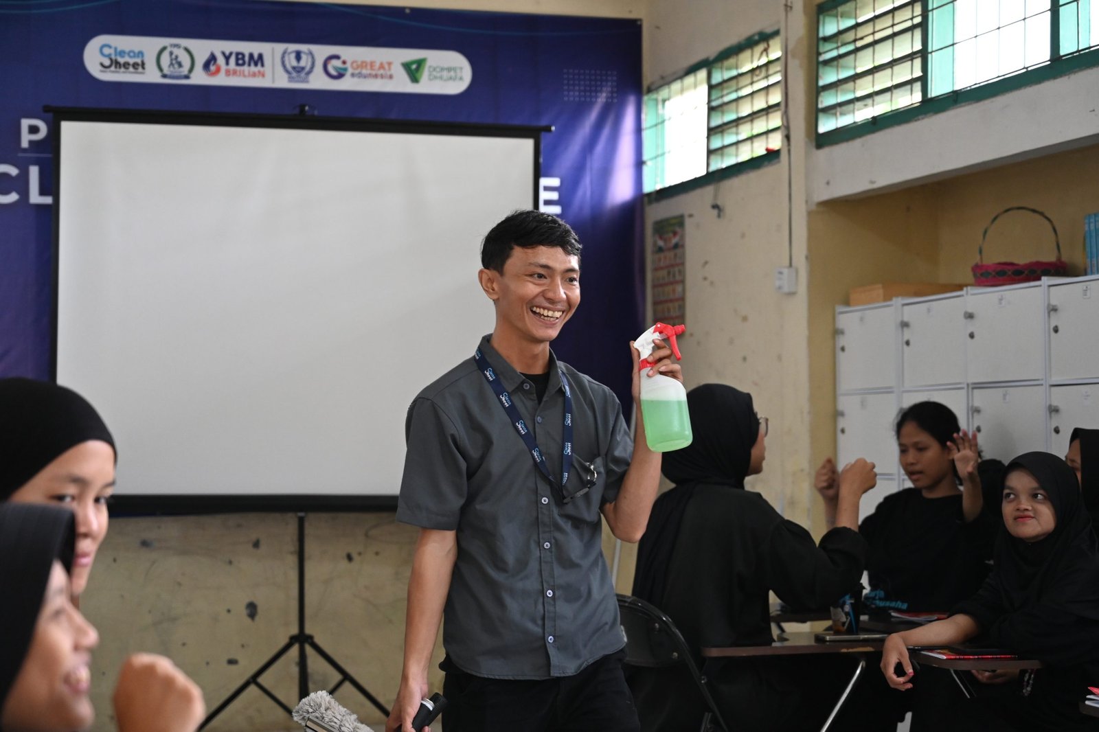 Pemberian materi hard skill mitra cleansheet kepada pelatihan cleaning service, Bogor (23/12/2025).