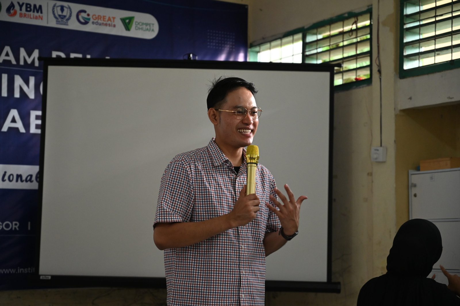 Sesi materi softskill komunikasi efektif oleh Edi Fajar Prasetyo, Sociopreneur Indonesia , Public Speaker, Activist & Youth Influencer, kepada peserta pelatihan cleaning service, Bogor (23/12/2025).