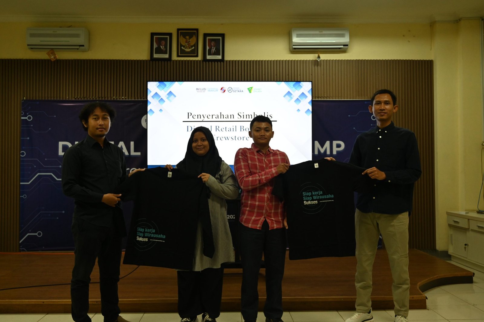 Simbolis penyerahan kaos sebagai penanda dimulainya pelatihan kepada perwakilan peserta pelatihan crew store, Tangerang (17/12/2025).