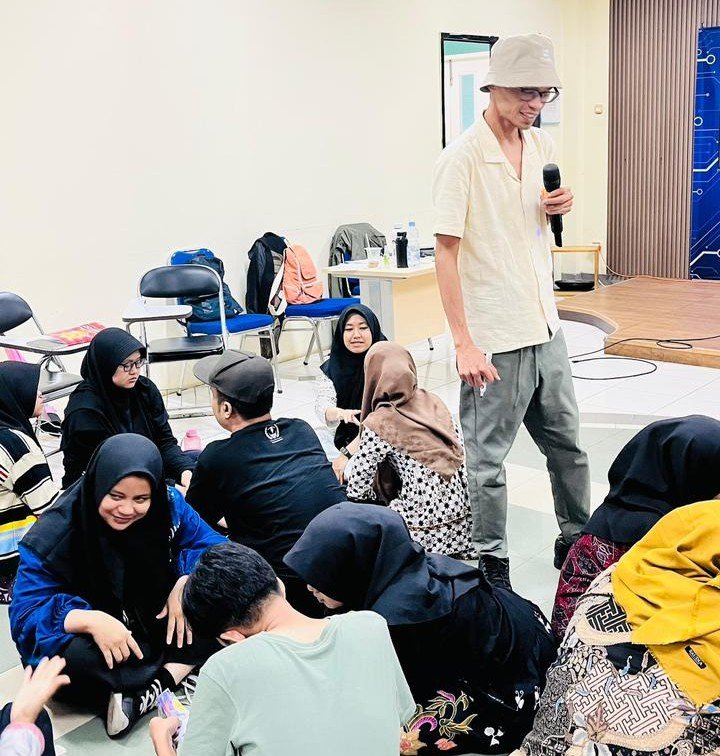 Sesi interaktif dengan peserta dalam kelas softskill financial oleh Dedi Setiawan, Growth & Financial Storyteller, kepada peserta pelatihan crew store, Tangerang (18/12/2025).