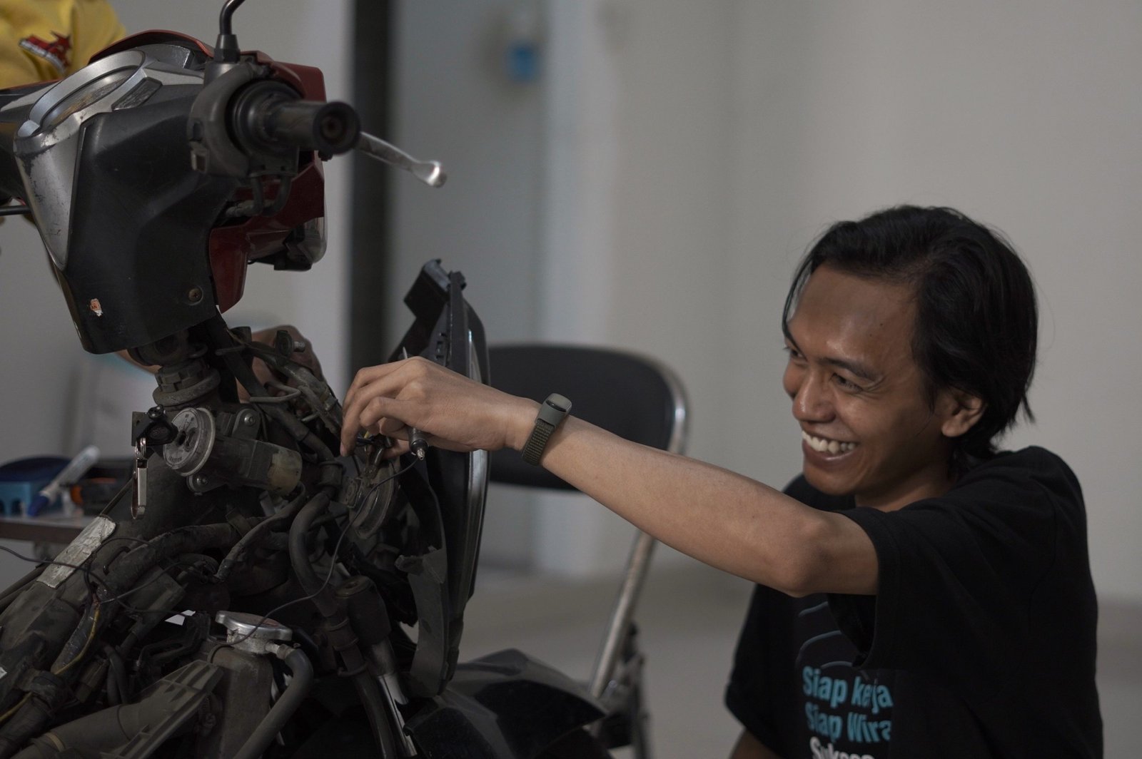 Peserta dalam praktik pembelajaran hardskill pelatihan servis motor, Tangerang, 14 Mei 2025