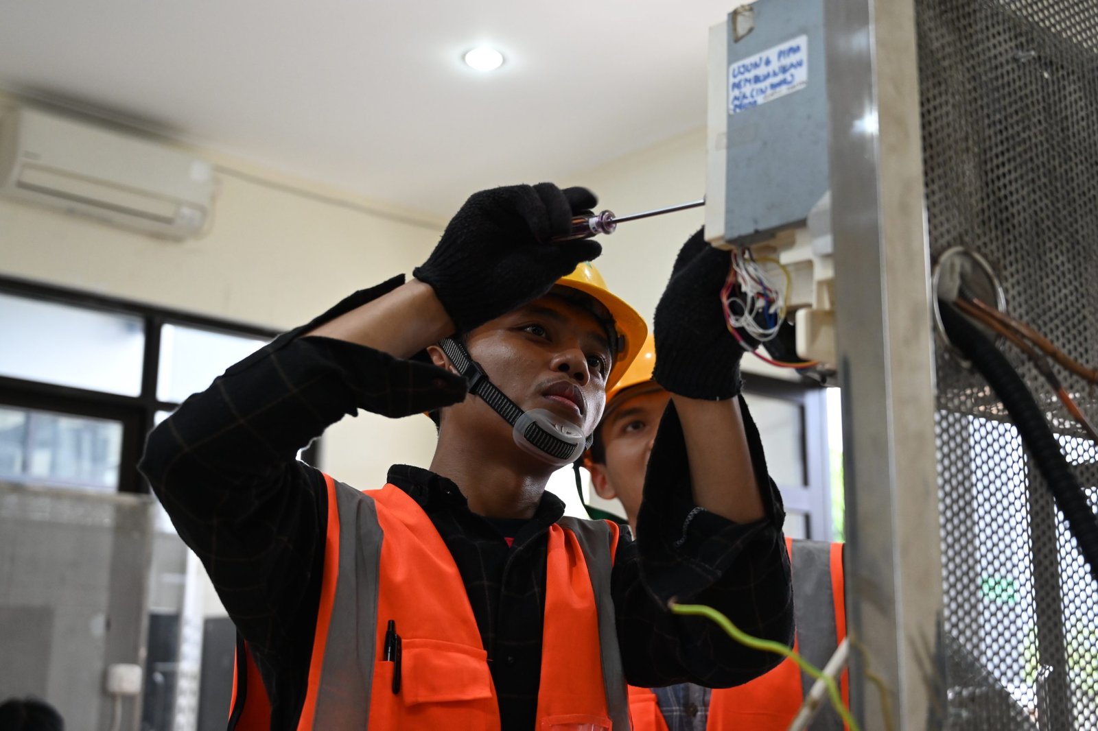 Kegiatan praktik peserta pelatihan Service AC, Jakarta Timur (20/10/2025)