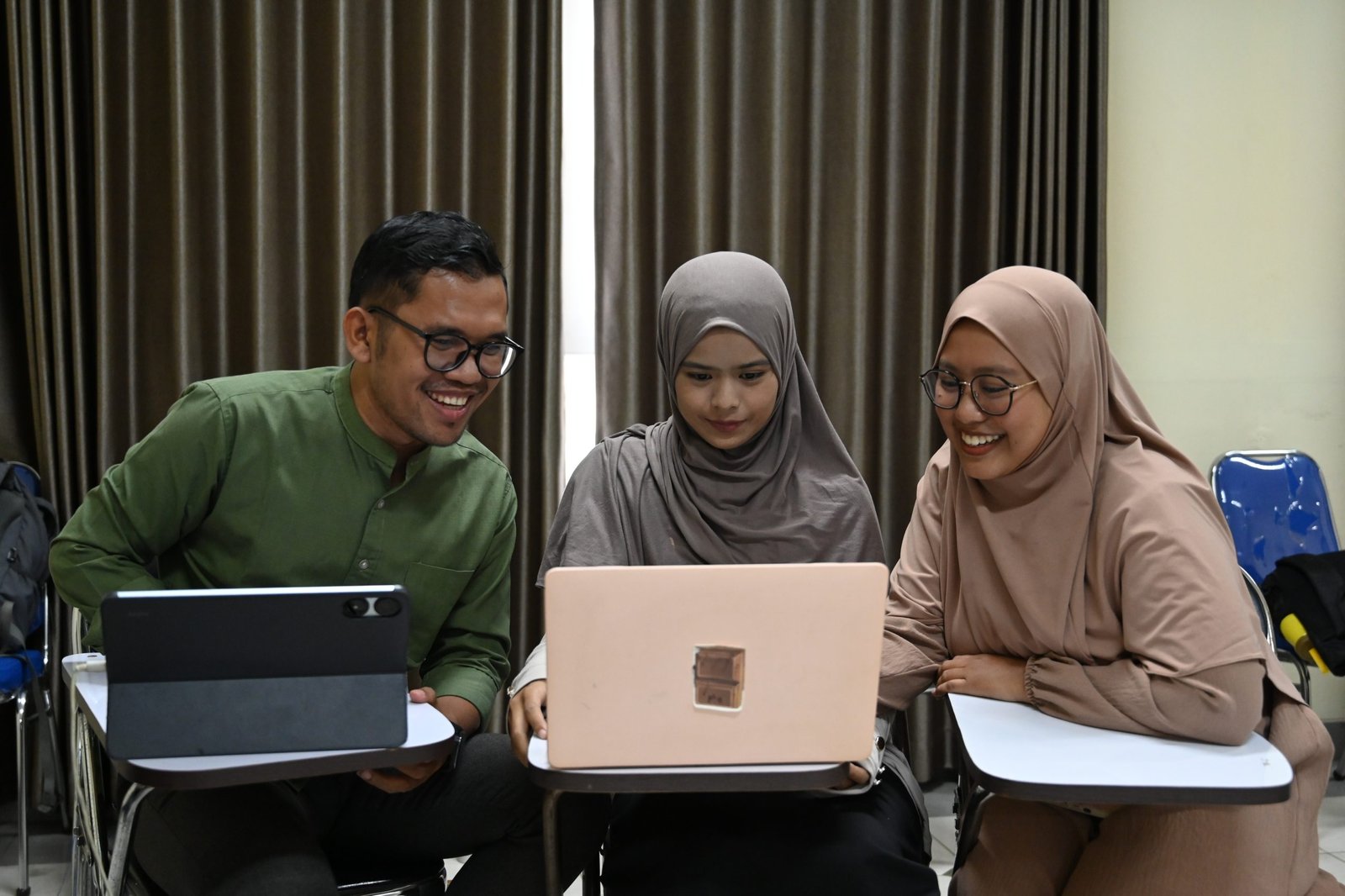 Praktek pelatihan tik tok & shopee oleh peserta pelatihan, Karawaci, 29 Oktober 2025