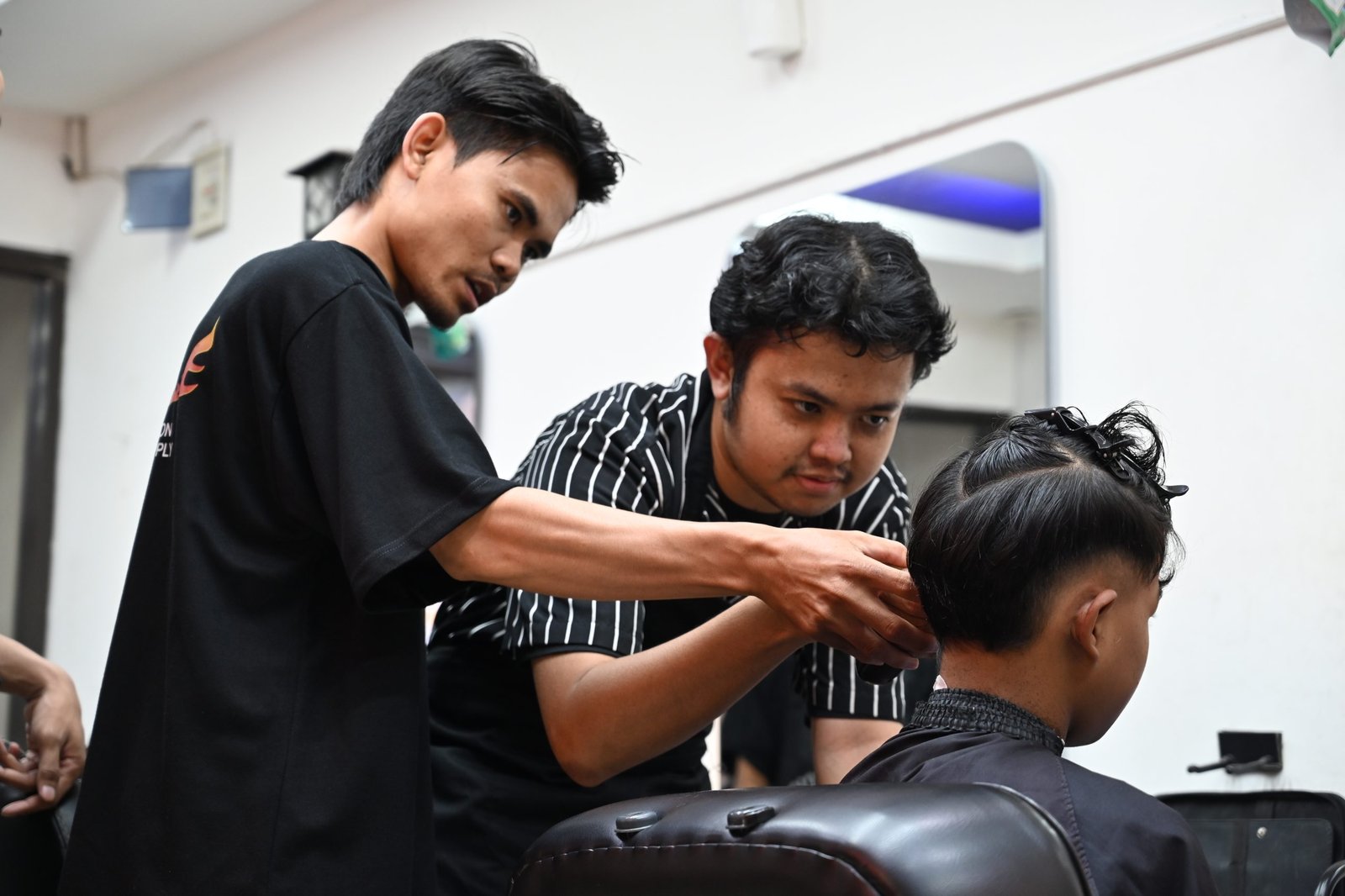 Praktik langsung pelatihan pangkas rambut, Depok, 19 November 2025