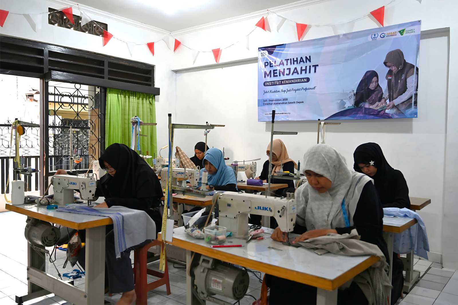 Praktek menjahit oleh peserta pelatihan, Depok, 11 September 2025