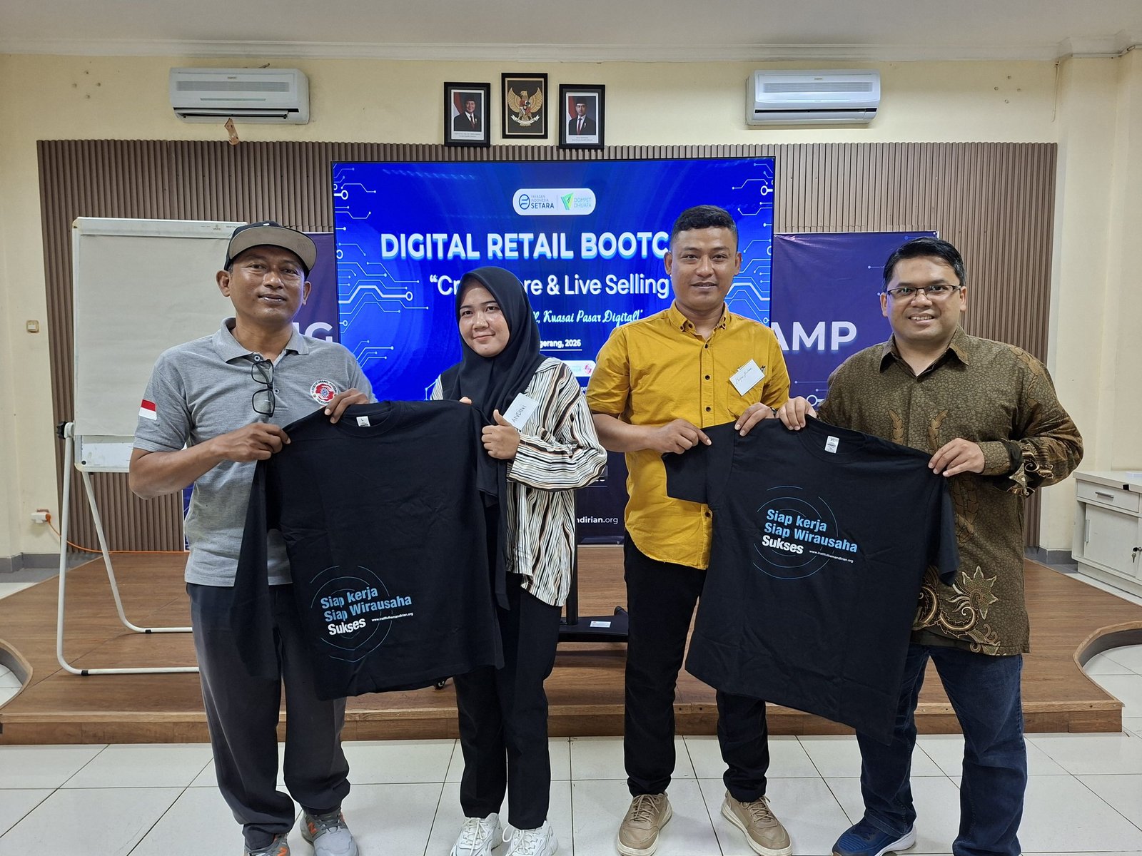 Simbolis penyerahan kaos pelatihan dalam pembukaan pelatihan crew store batch 2, Tangerang, 16 Februari 2026